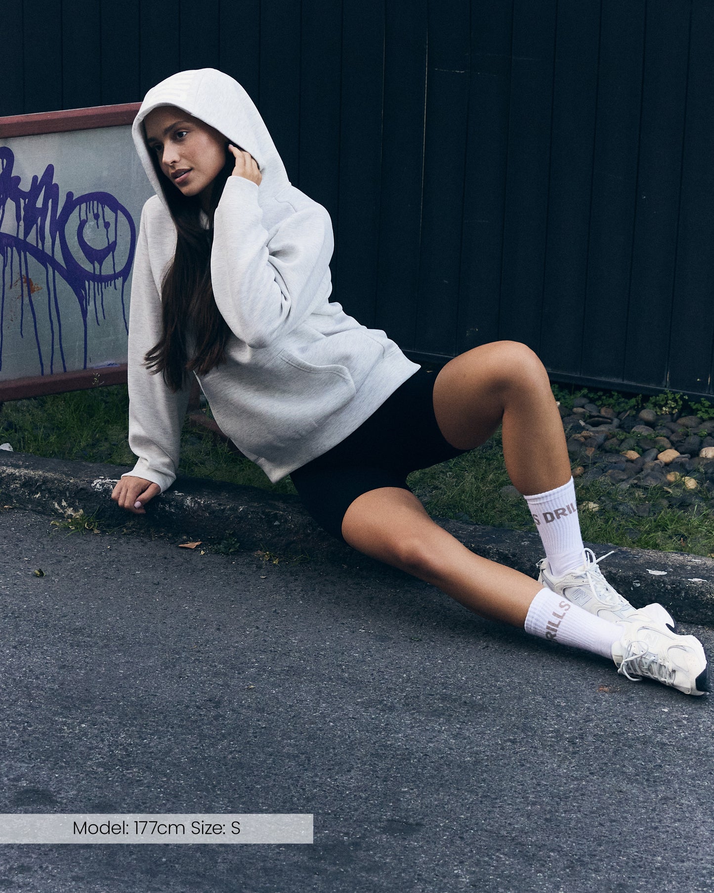 Model trägt den Scuba Hoodie von DRILLS in weiß