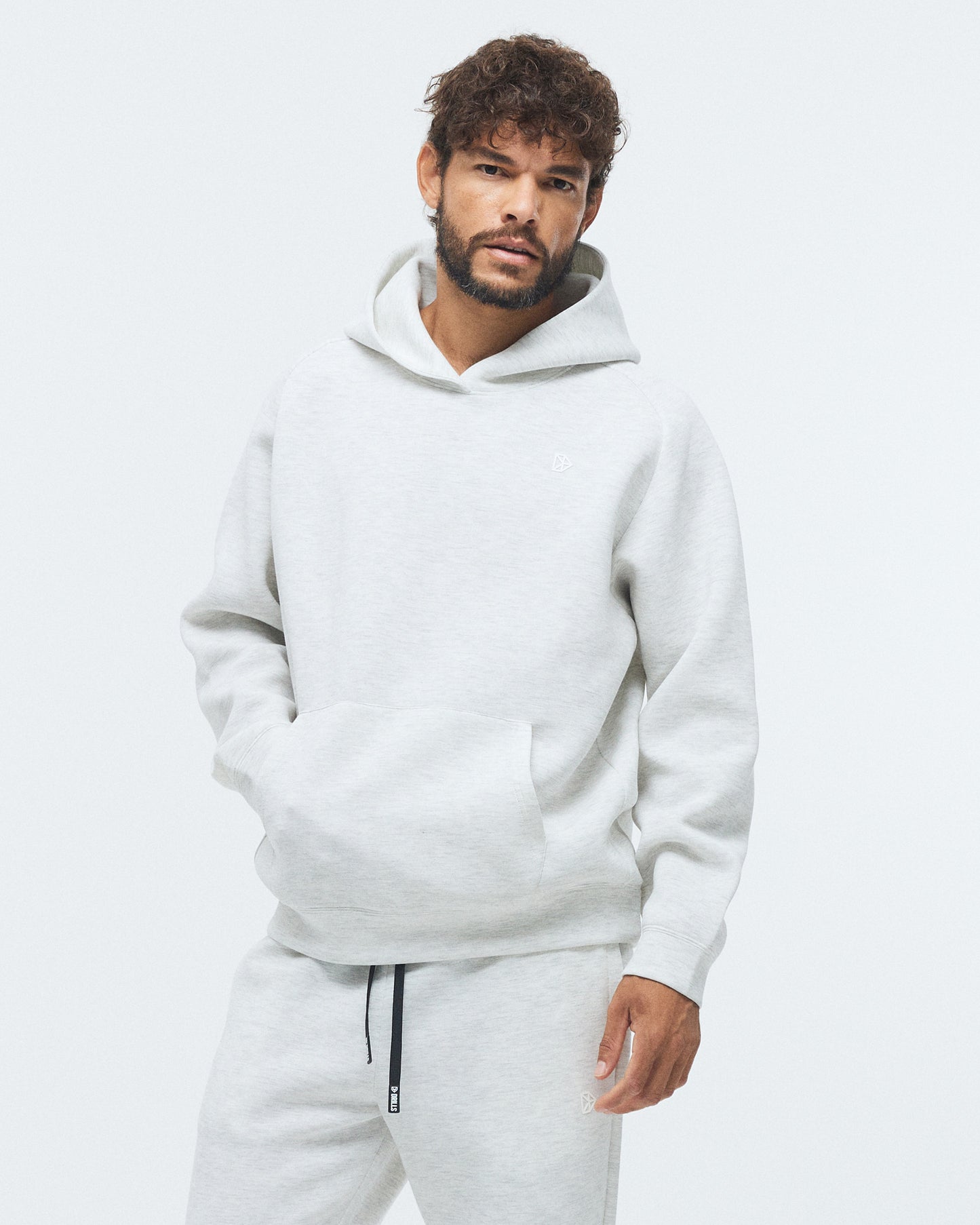 Model trägt den Scuba Hoodie von DRILLS in weiß