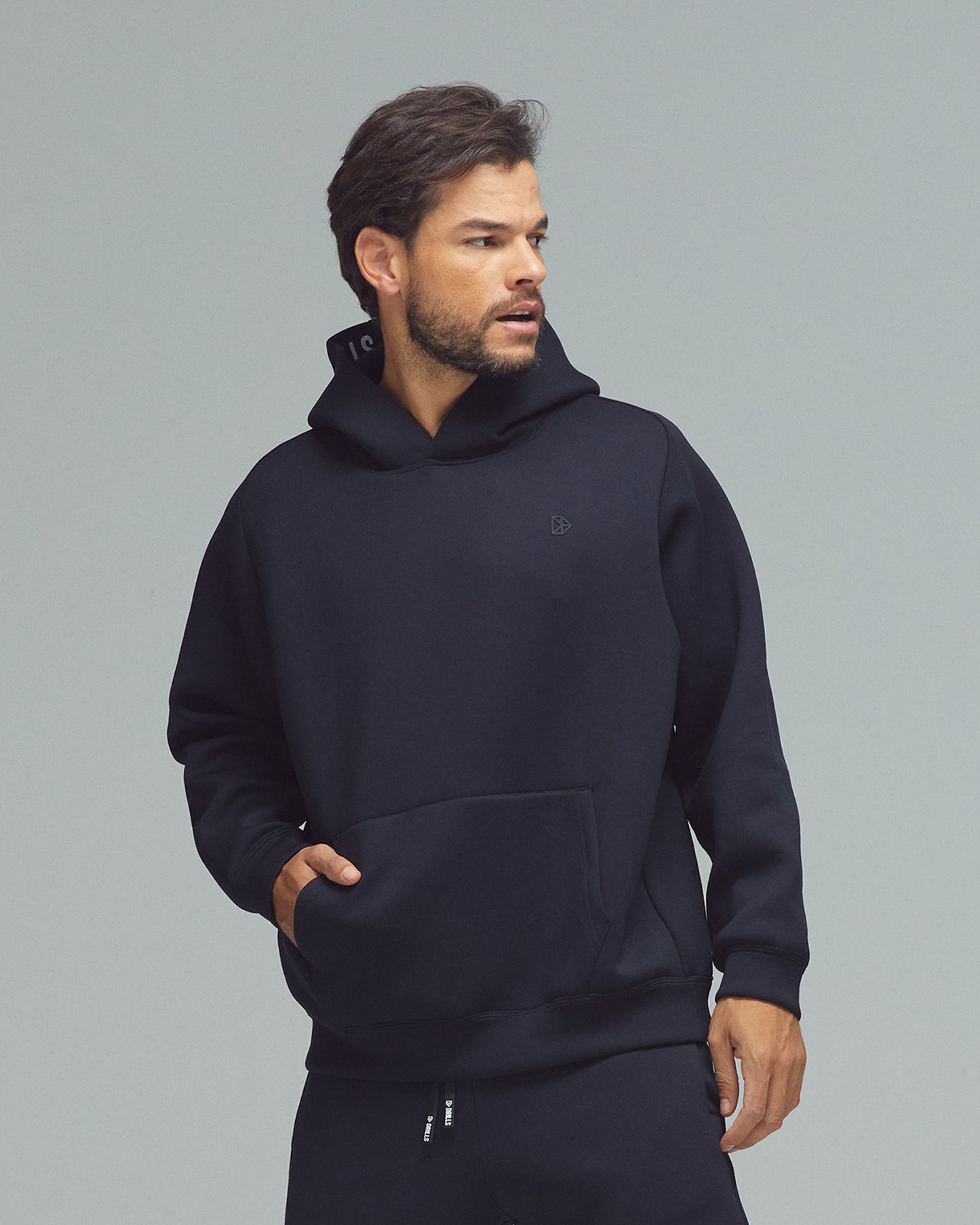 Model trägt den Scuba Hoodie von DRILLS in schwarz