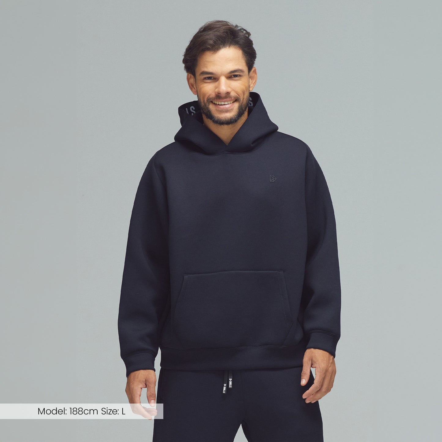 Model trägt den Hoodie von DRILLS in Black