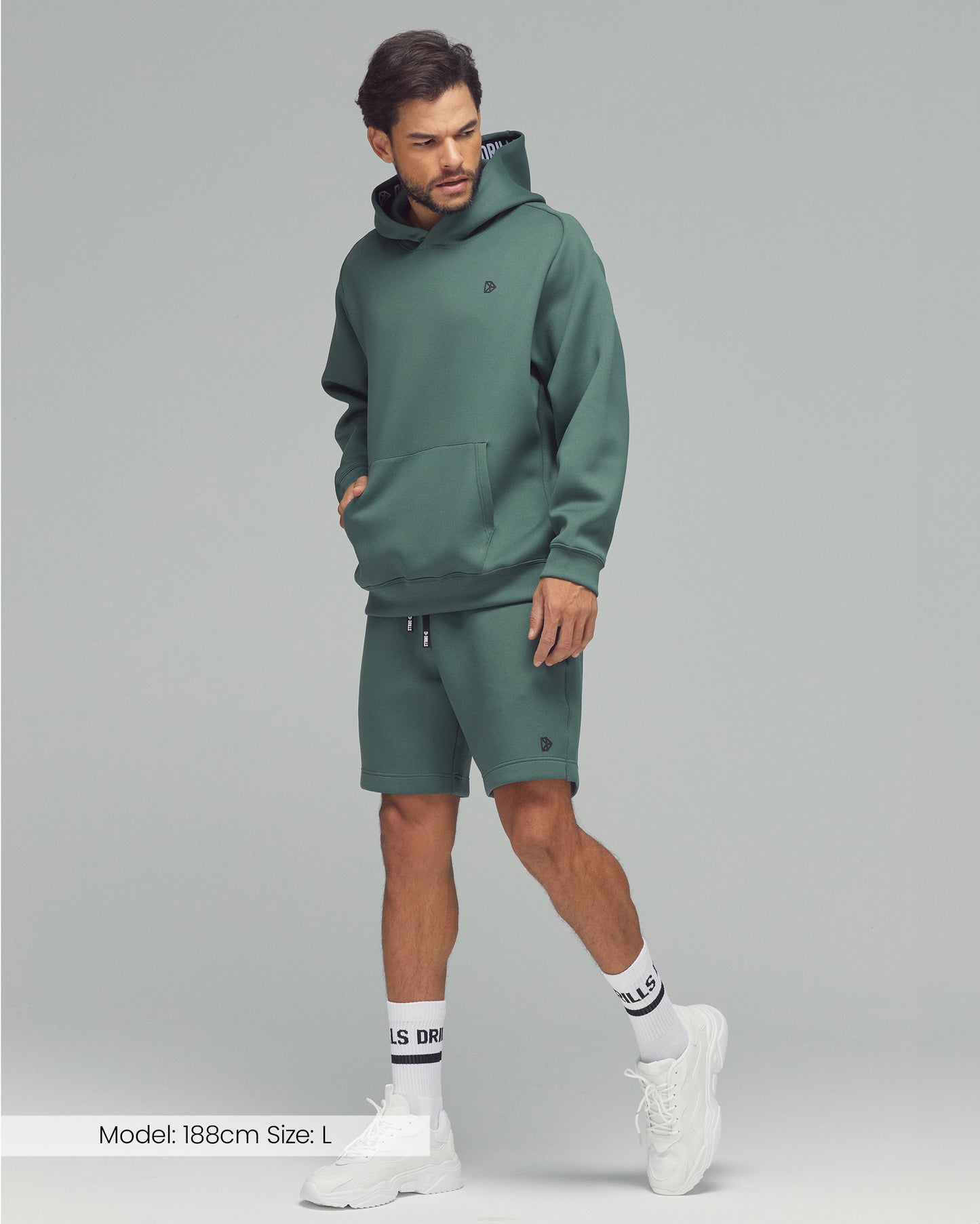 Model trägt den Scuba Hoodie von DRILLS in Dark Sage Green