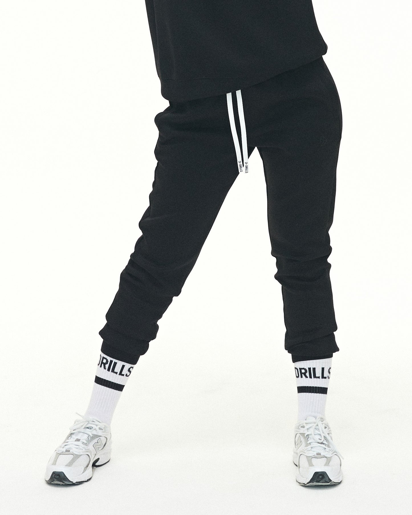 Model trägt die Scuba Jogger von DRILLS in schwarz