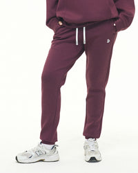 Model trägt die Scuba Jogger von DRILLS in plum