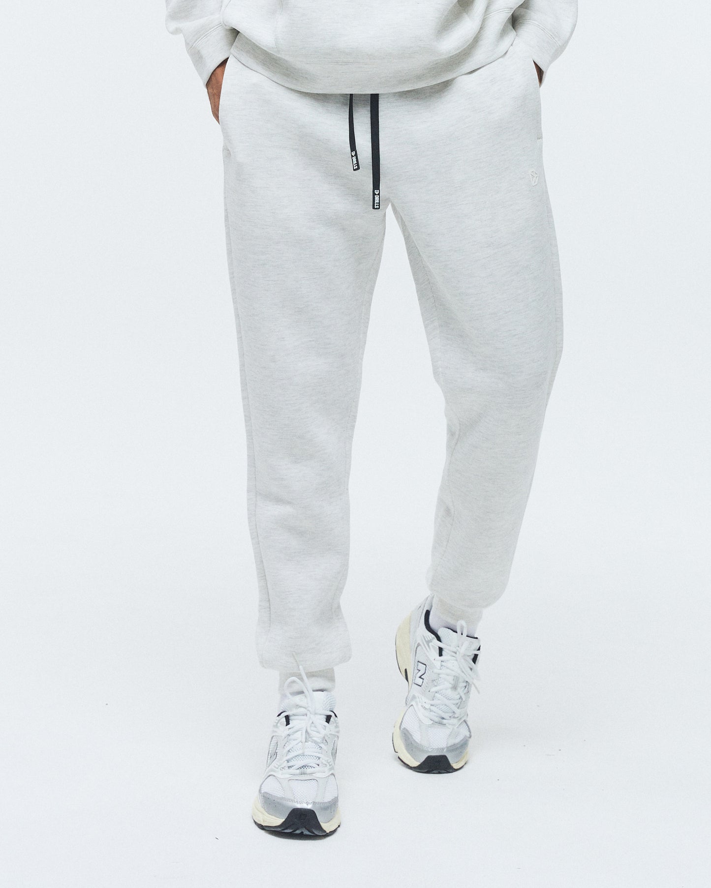 Model trägt die Scuba Jogger von DRILLS in weiß