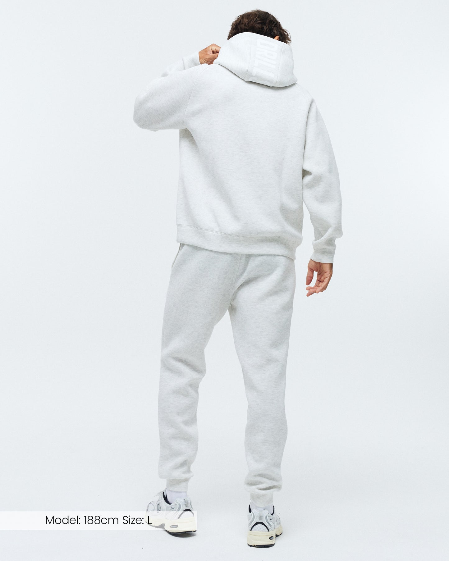 Model trägt die Scuba Jogger von DRILLS in weiß