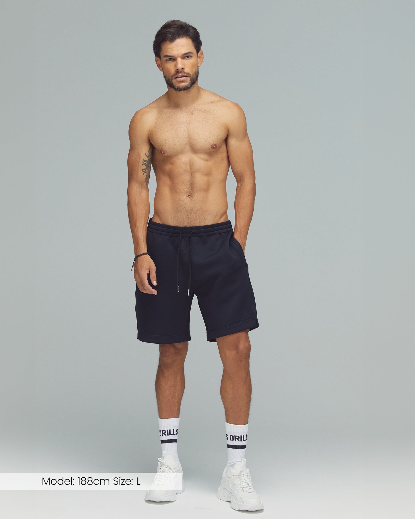 Model trägt die Scuba Shorts von DRILLS in schwarz