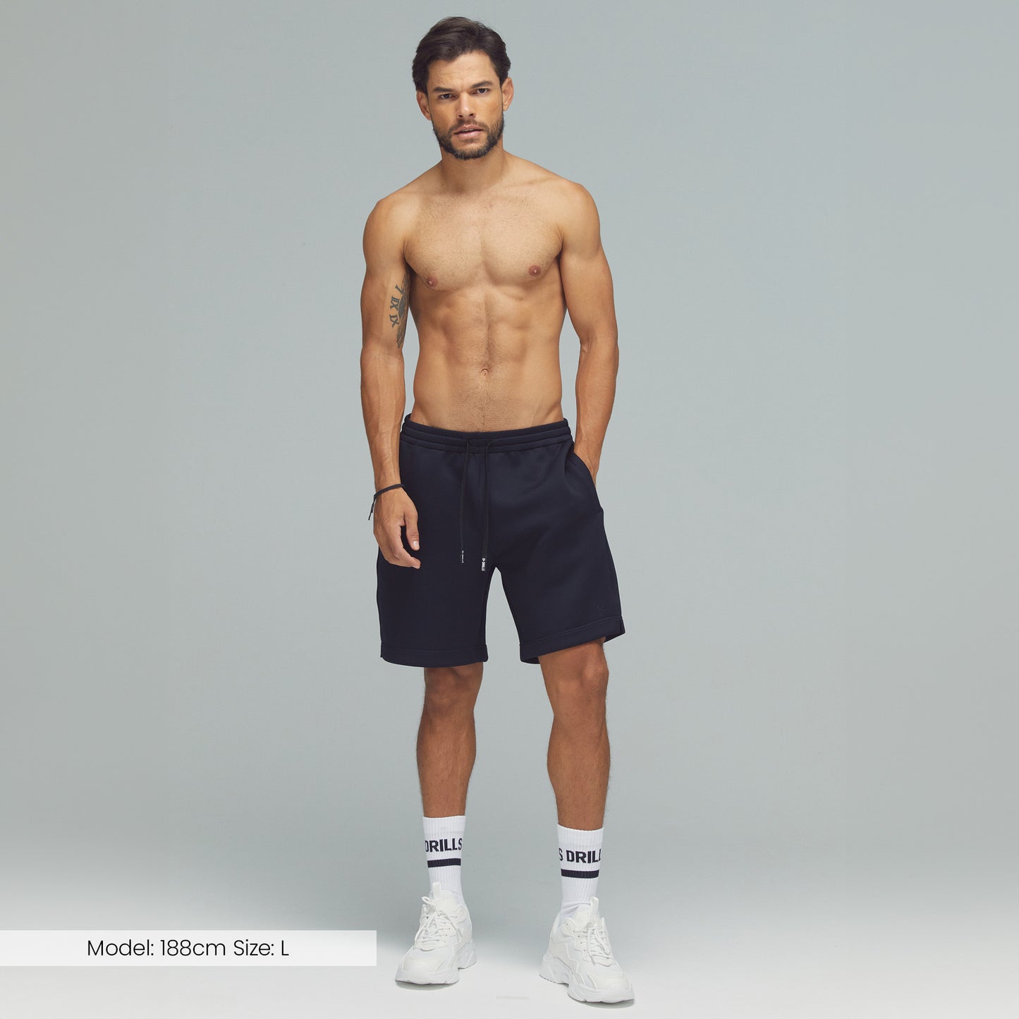 Model trägt die Scuba Shorts von DRILLS in Schwarz