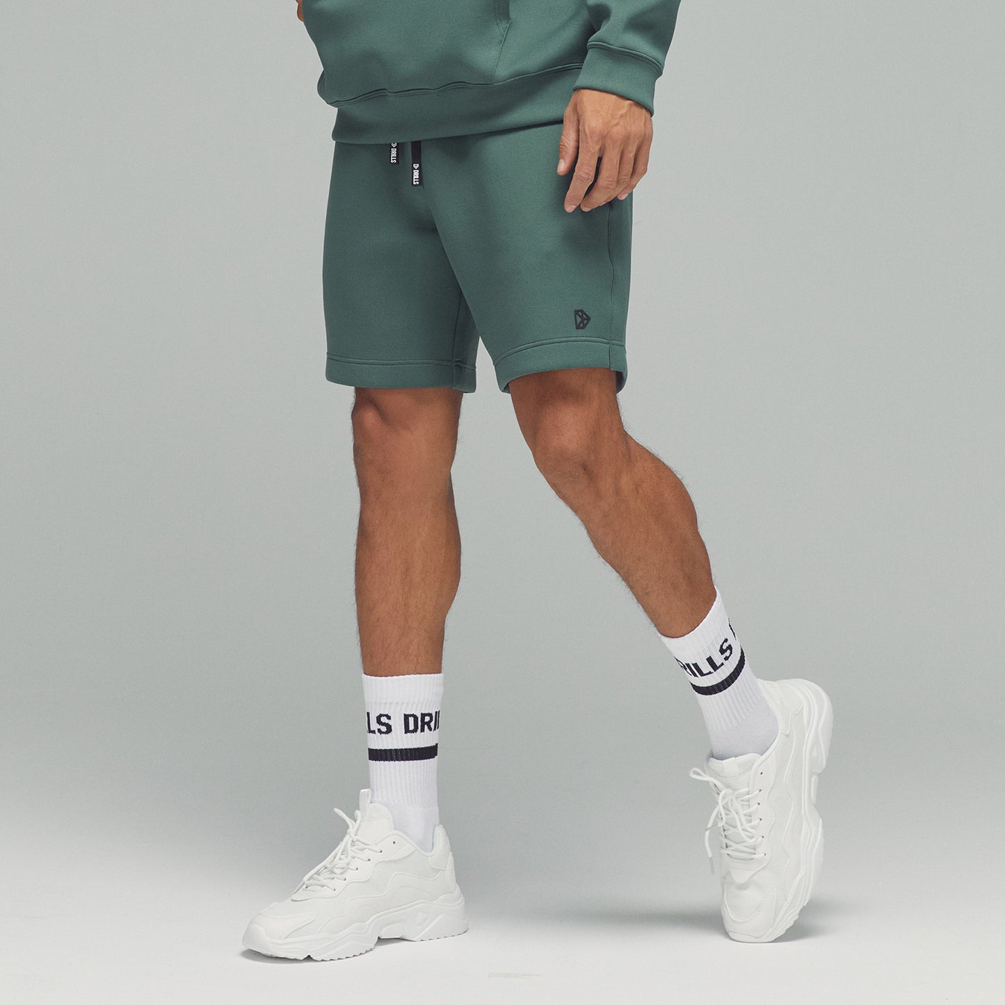 Model trägt die Scuba Shorts von DRILLS in Grün