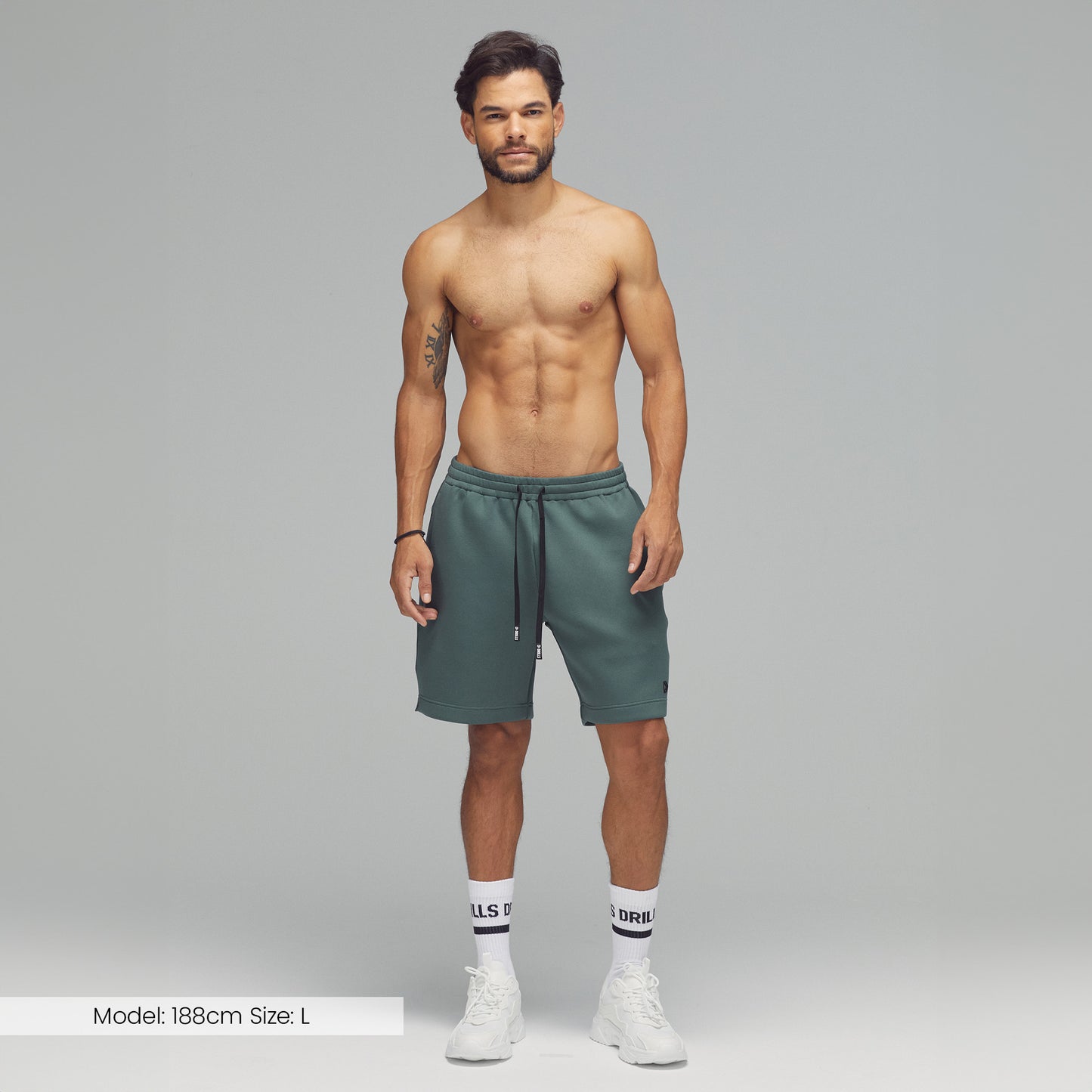 Model trägt die Scuba Shorts von DRILLS in Grün