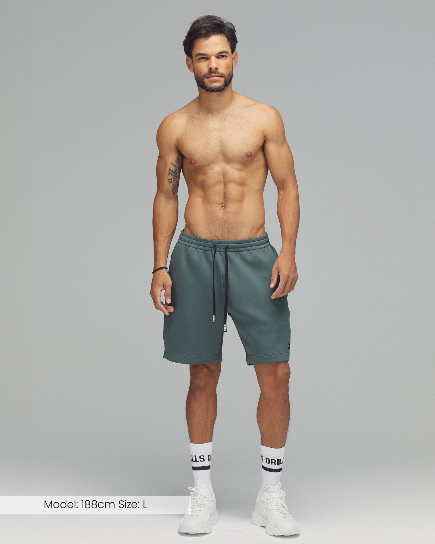 Model trägt die Scuba Shorts von DRILLS in Dark Sage Green