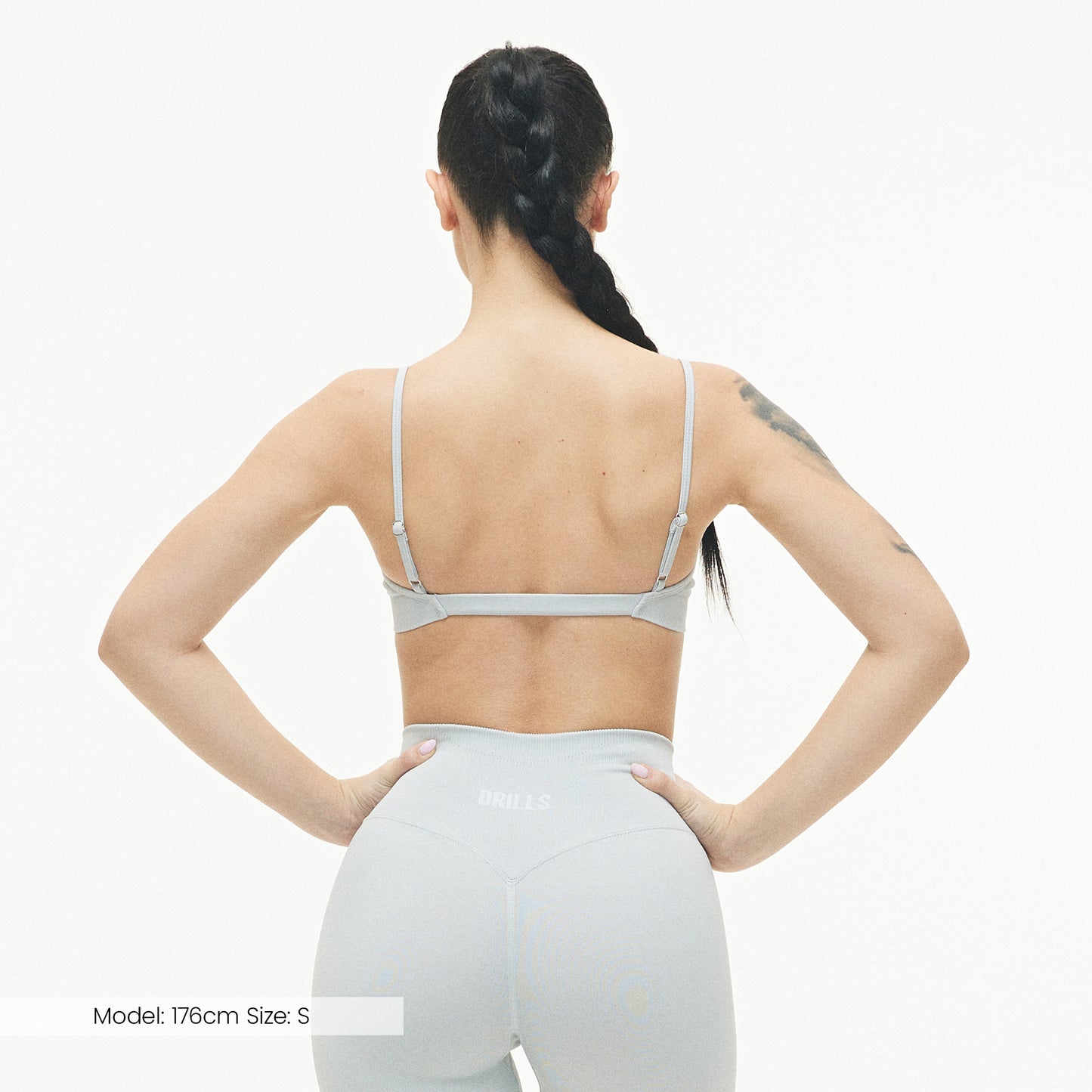 Model trägt den DRILLS SWAY Sport BH in Light Gray