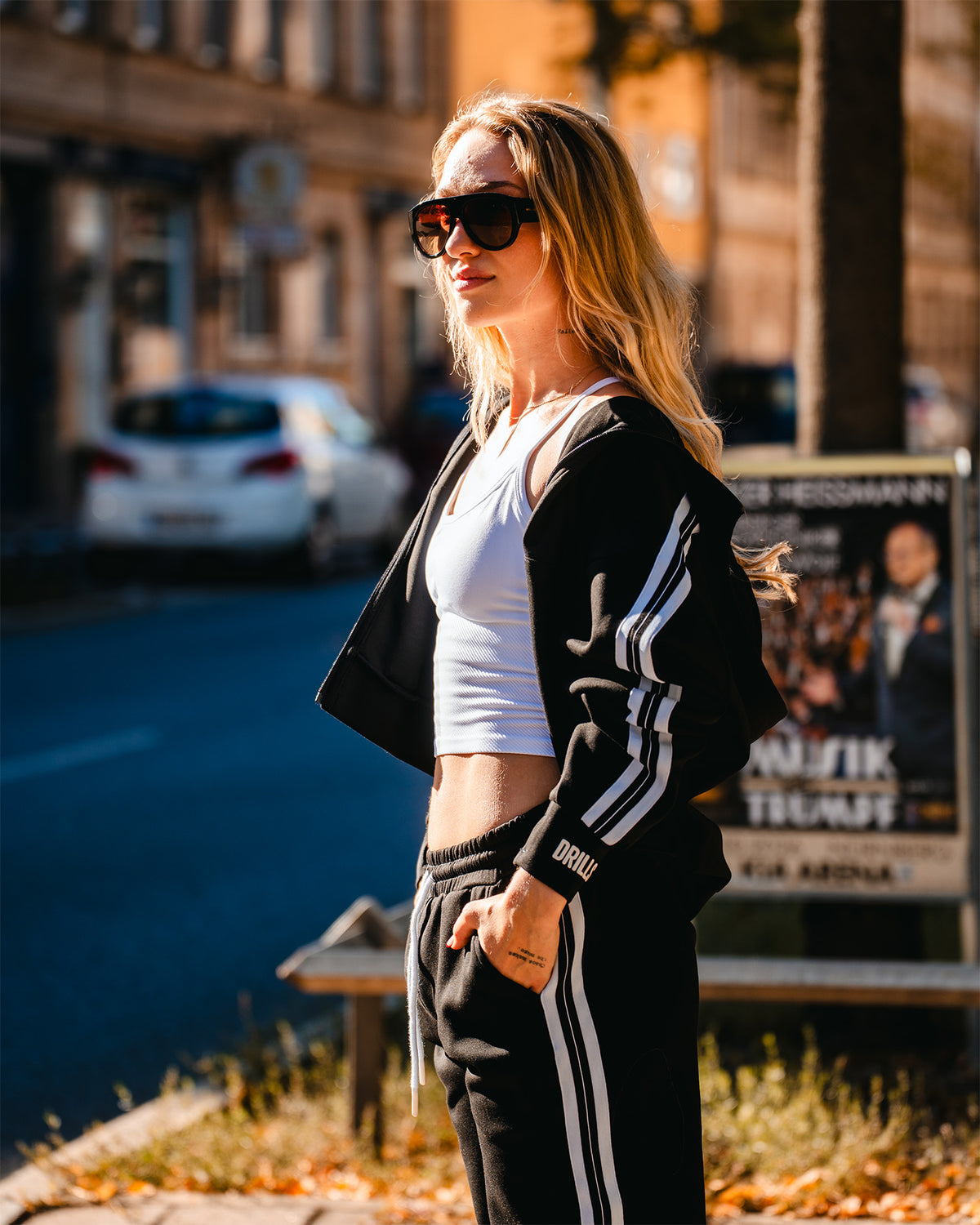 Model trägt den DRILLS Track Suit in schwarz