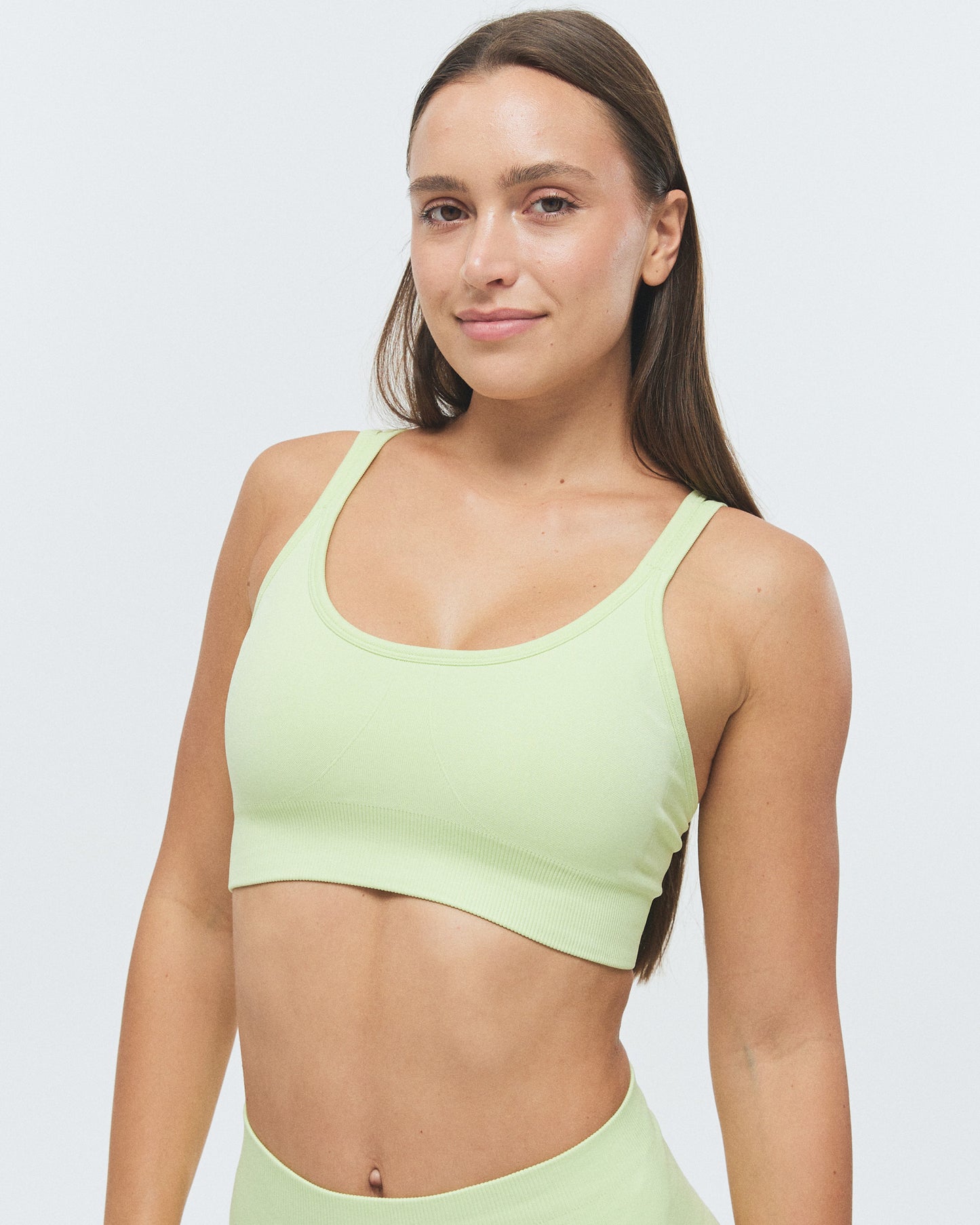 Model trägt den VIVID Sport BH von DRILLS in grün