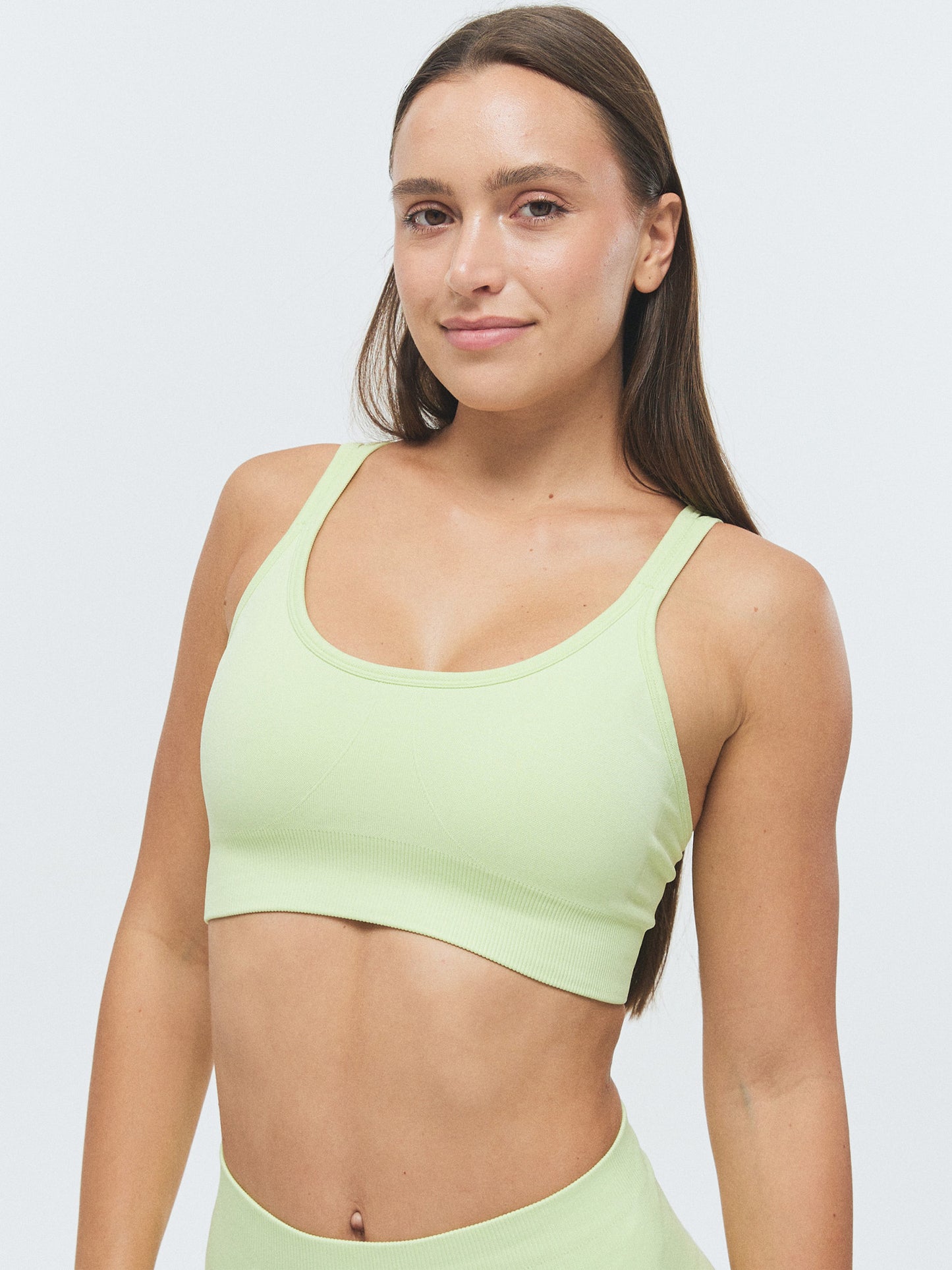 Model trägt den VIVID Sport BH von DRILLS in butterfly grün
