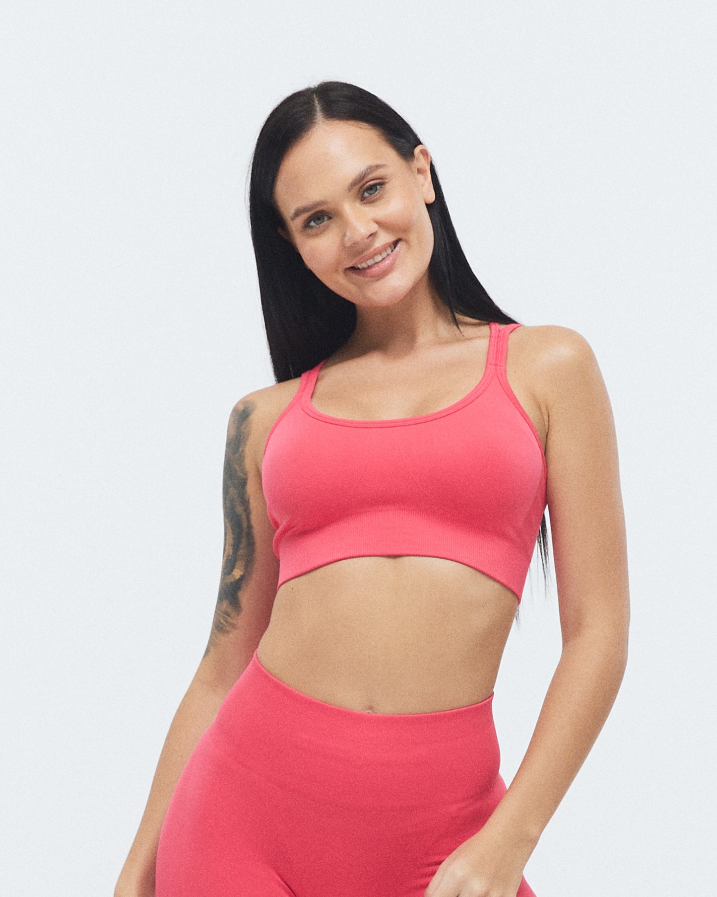 Model trägt den VIVID Sport BH von DRILLS in Raspberry