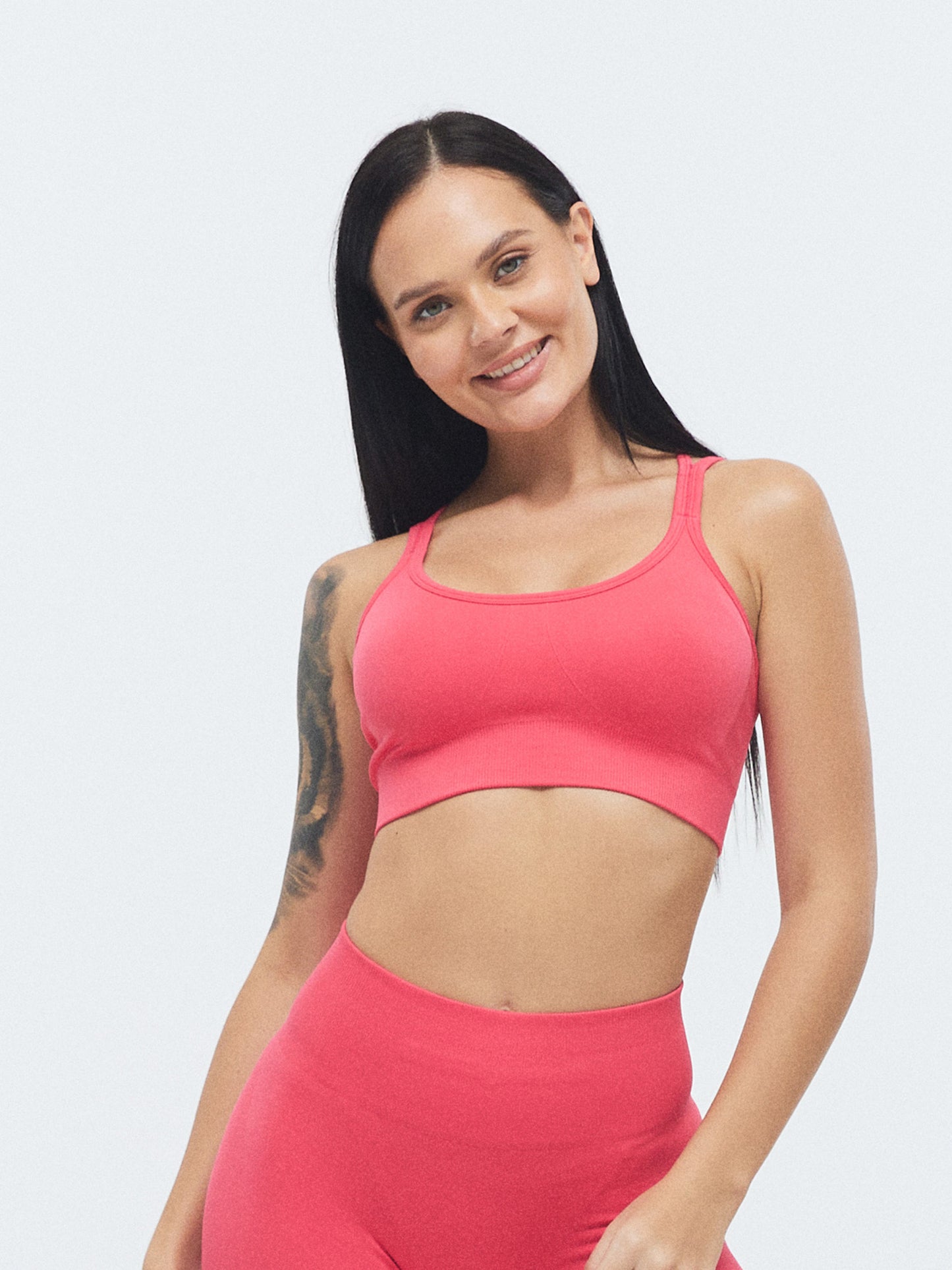 Model trägt den VIVID Sport BH von DRILLS in raspberry