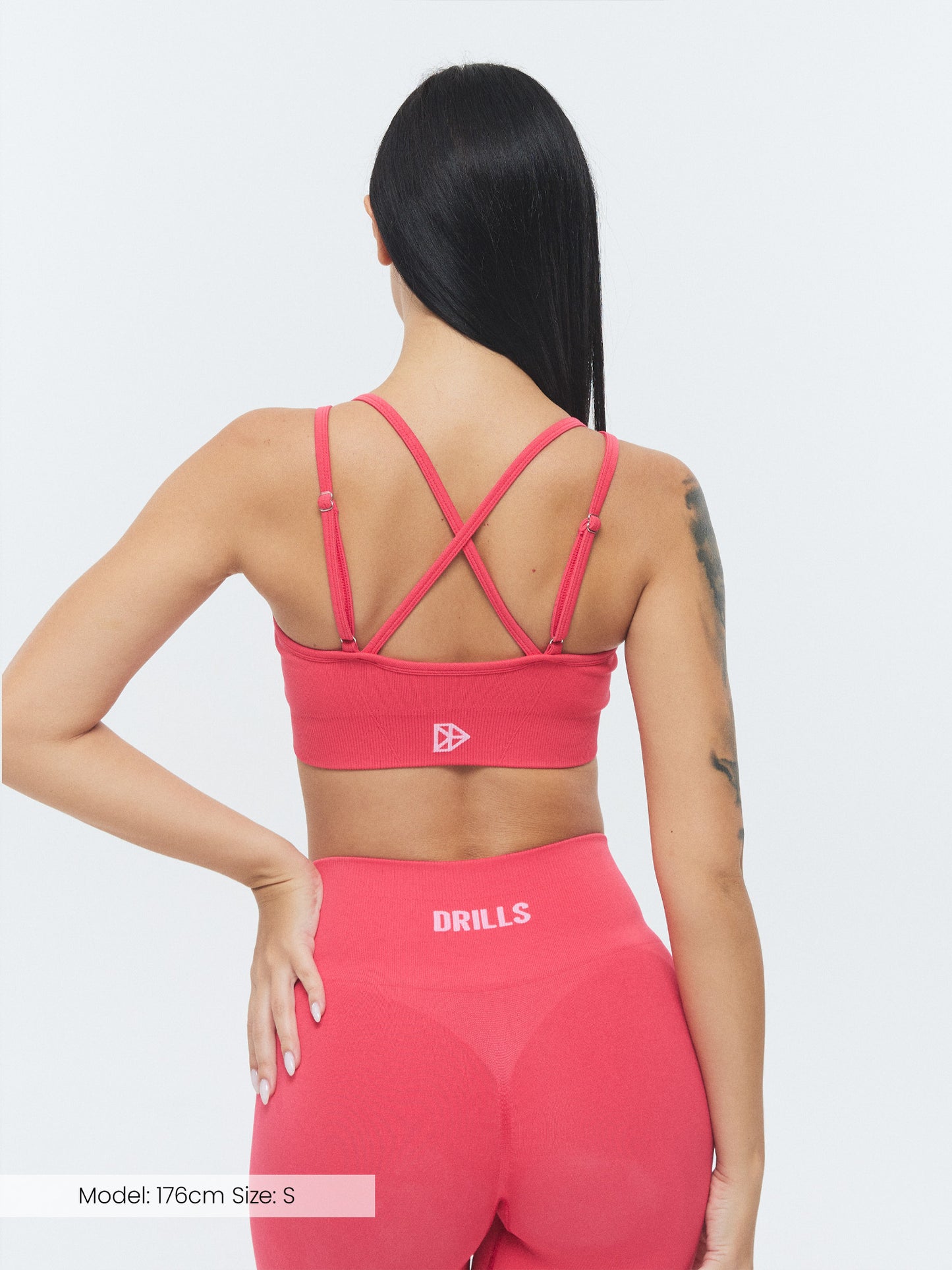 Model trägt den VIVID Sport BH von DRILLS in raspberry