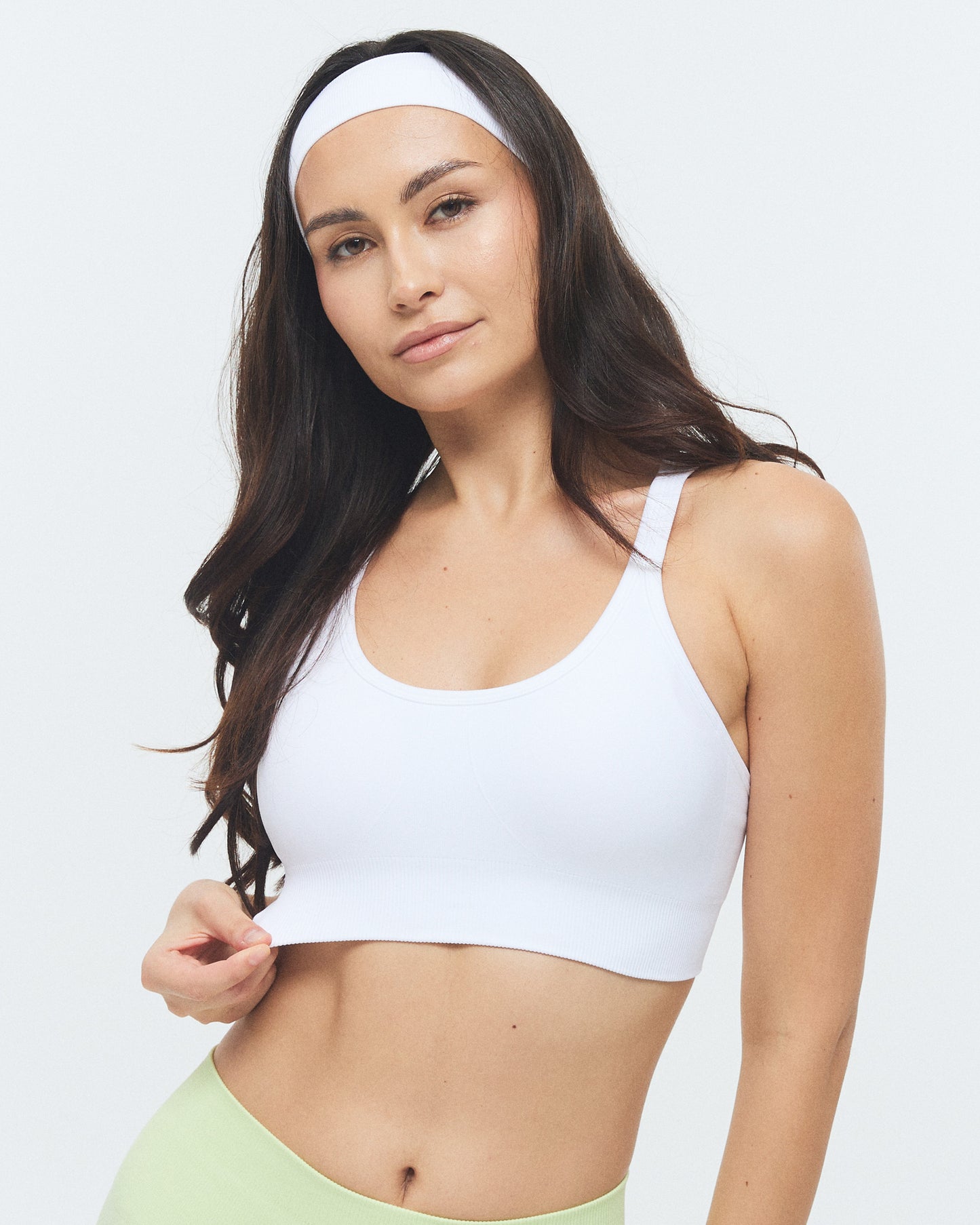 Model trägt den VIVID Sport BH von DRILLS in weiß