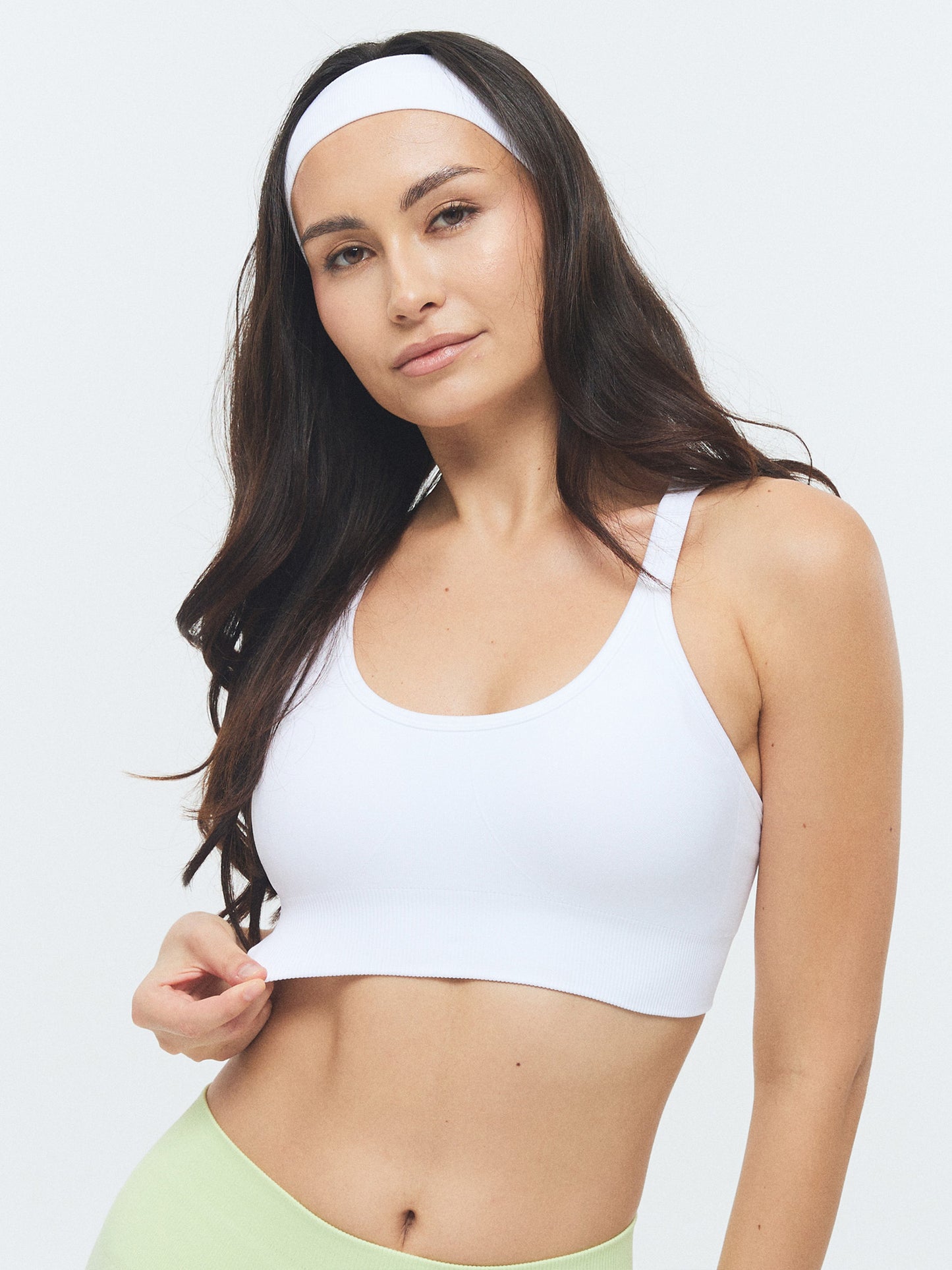 Model trägt den VIVID Sport BH von DRILLS in weiß