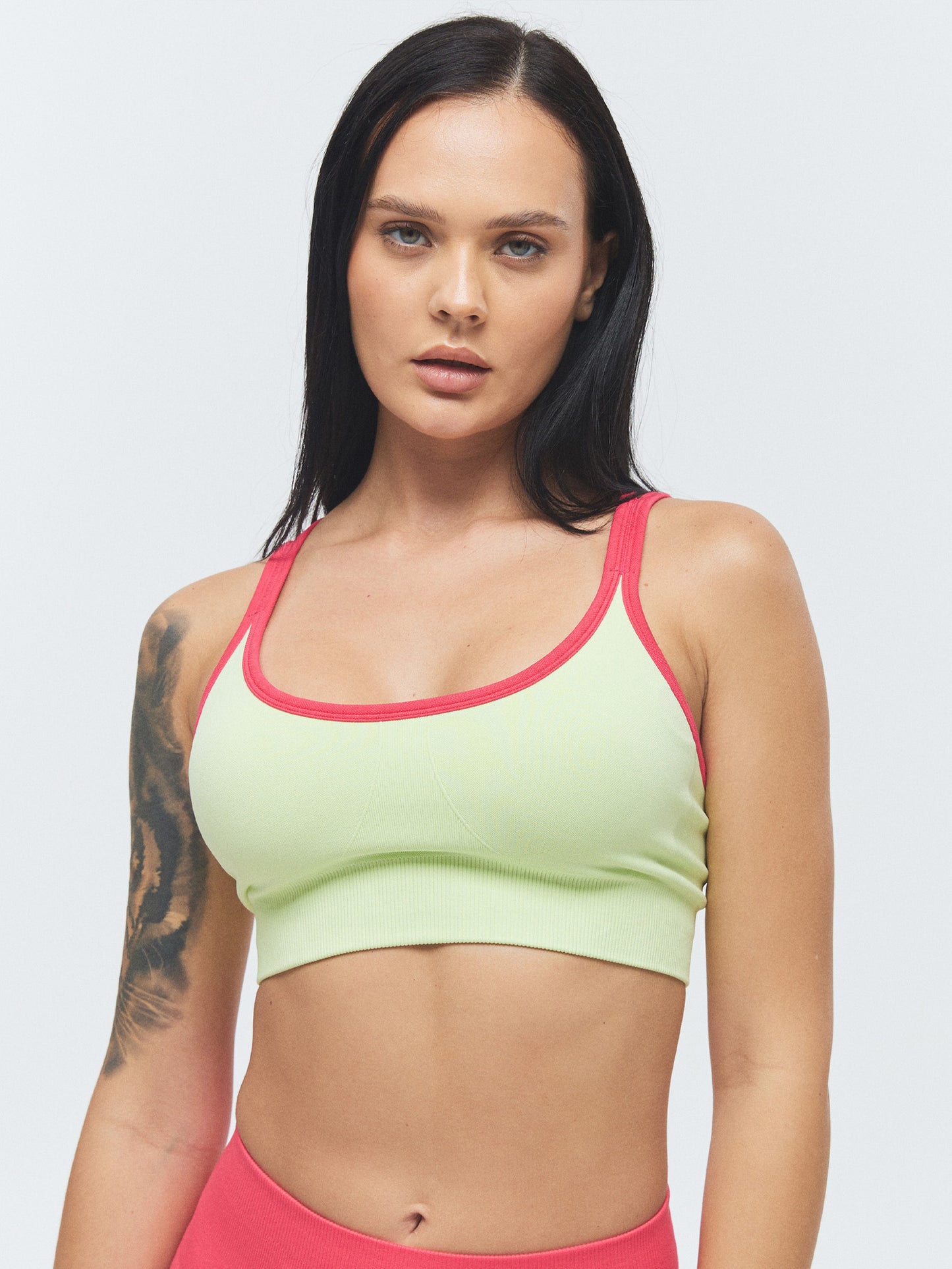 Model trägt den VIVID Duo Sport BH von DRILLS in der Farbe Butterfly