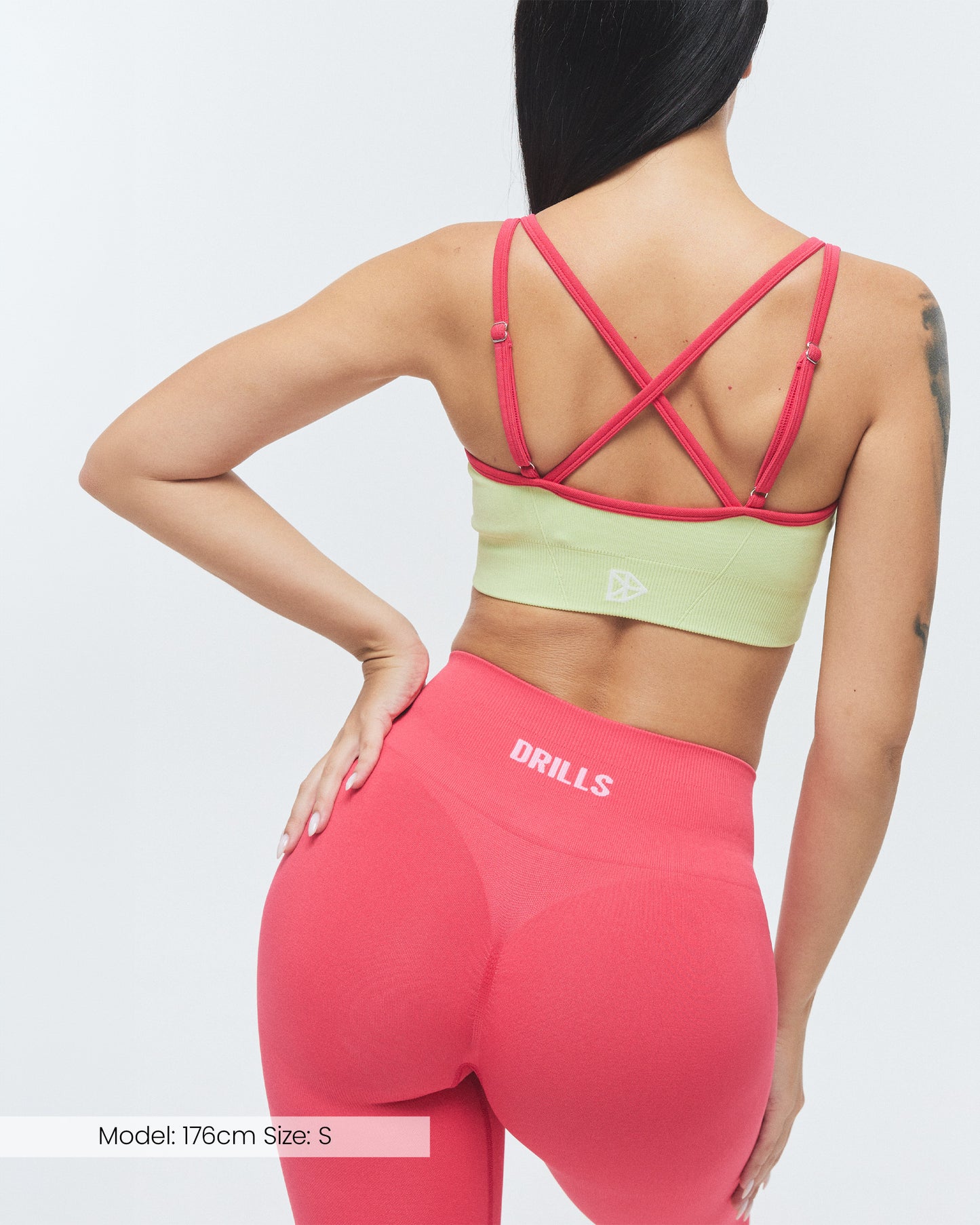 Model trägt den VIVID Duo Sport BH von DRILLS in der Farbe Butterfly