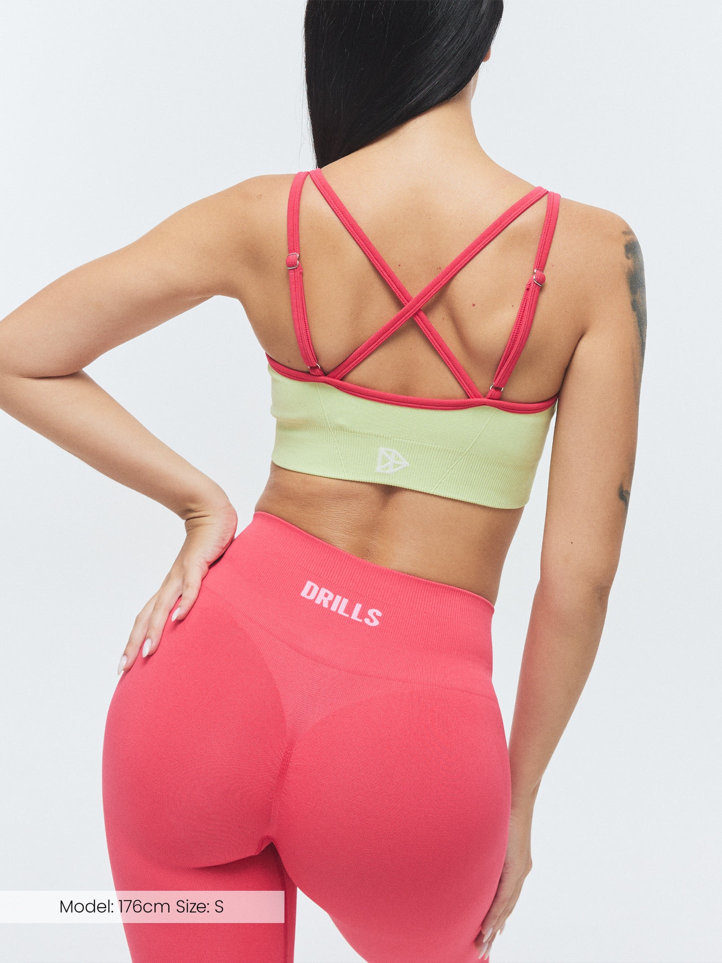 Model trägt den VIVID Duo Sport BH von DRILLS in der Farbe Butterfly