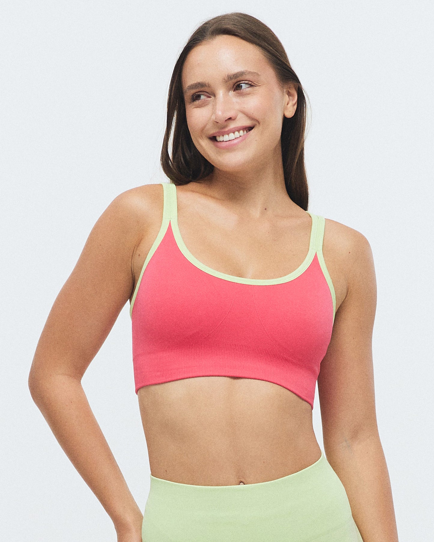 Model trägt den VIVID Sport BH von DRILLS in Raspberry