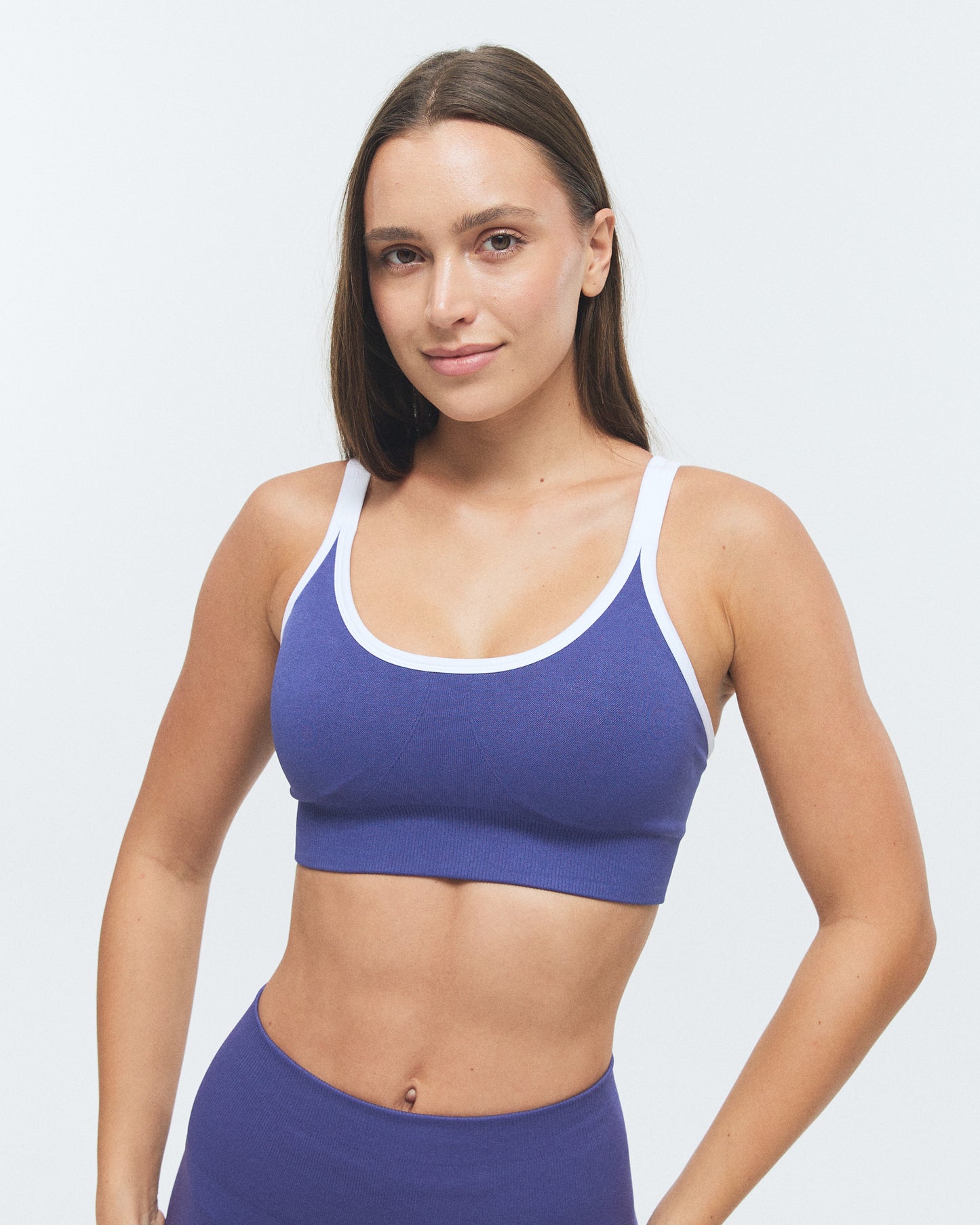 Model trägt den VIVID Duo Sport BH von DRILLS in der Farbe Skipper Blue