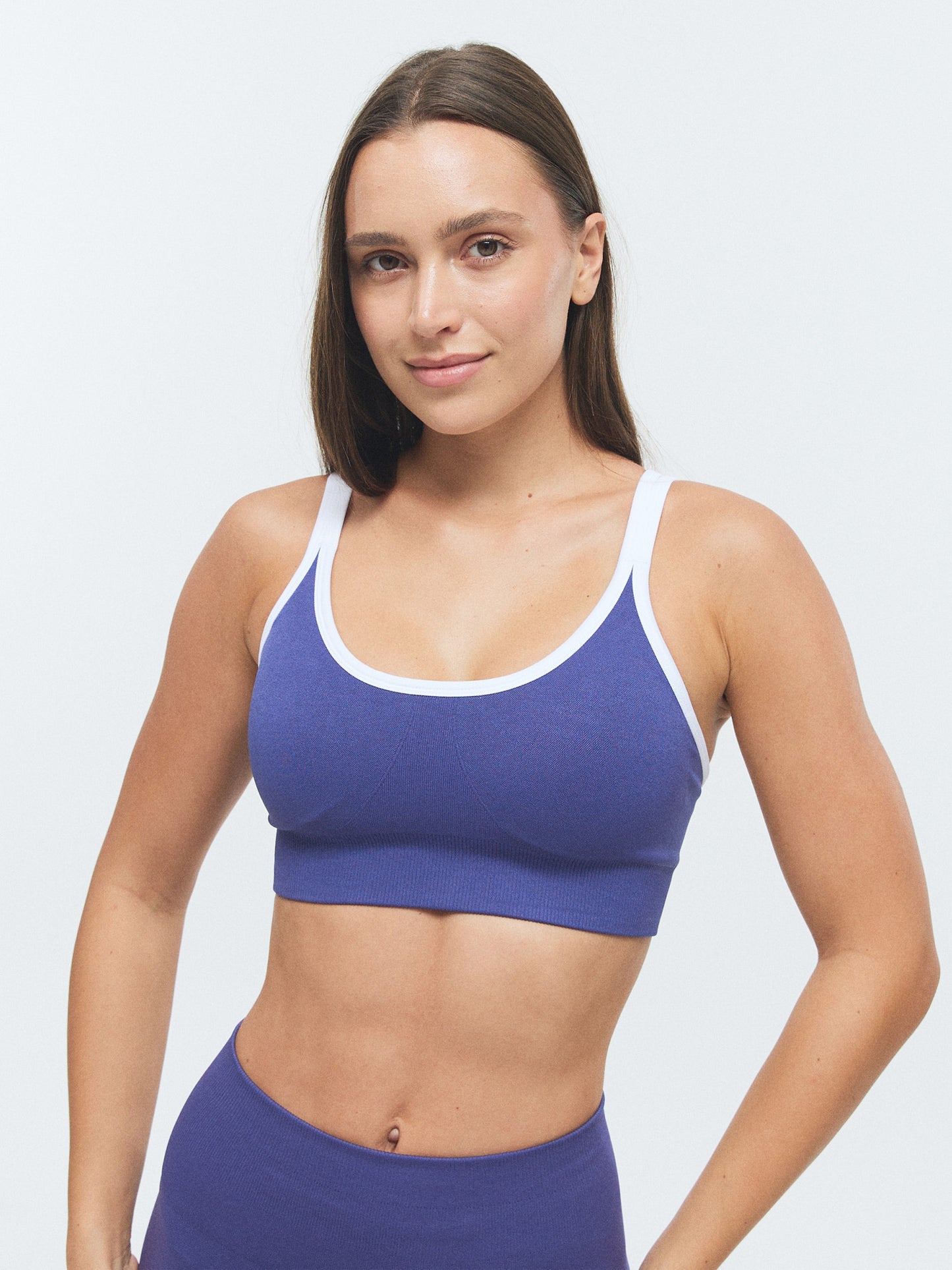 Model trägt den VIVID Duo Sport BH von DRILLS in der Farbe Skipper Blue