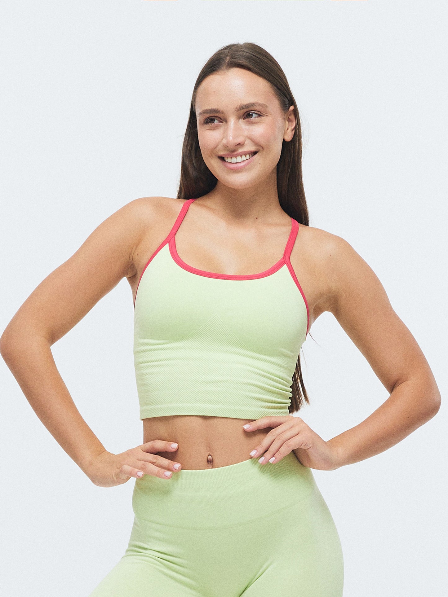 Model trägt das VIVID Duo Tank von DRILLS in butterly grün