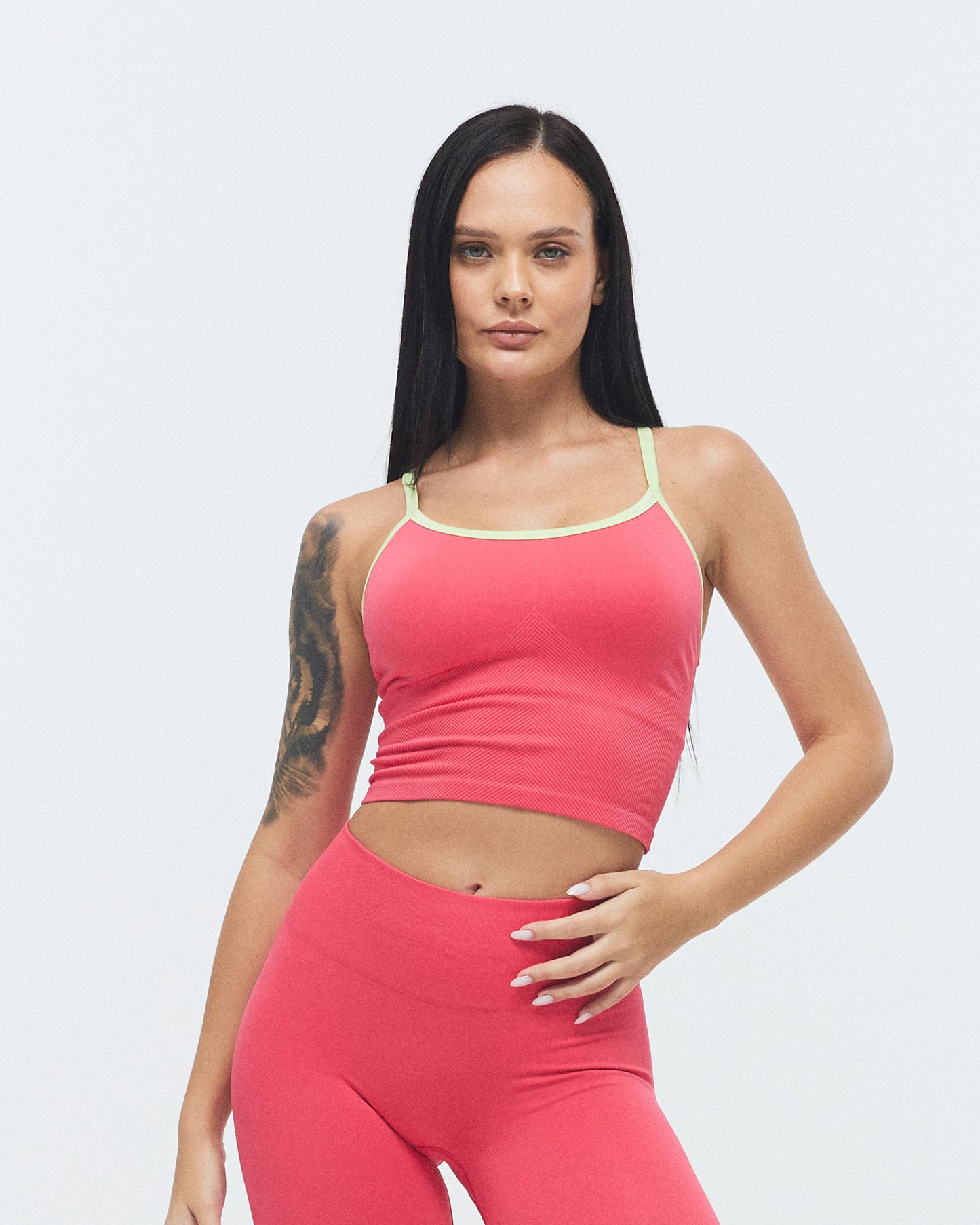 Model trägt das VIVID Duo Tank von DRILLS in Raspberry
