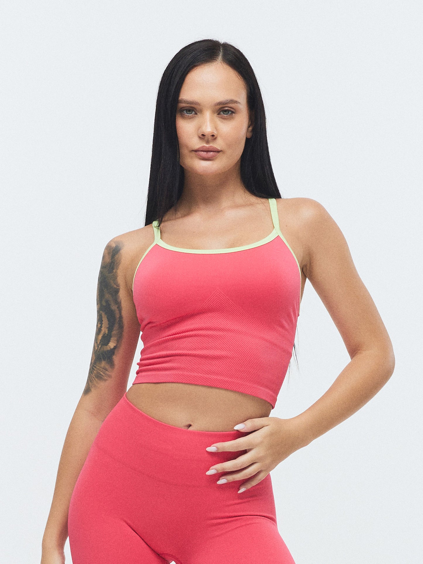 Model trägt das VIVID Duo Tank von DRILLS in Raspberry