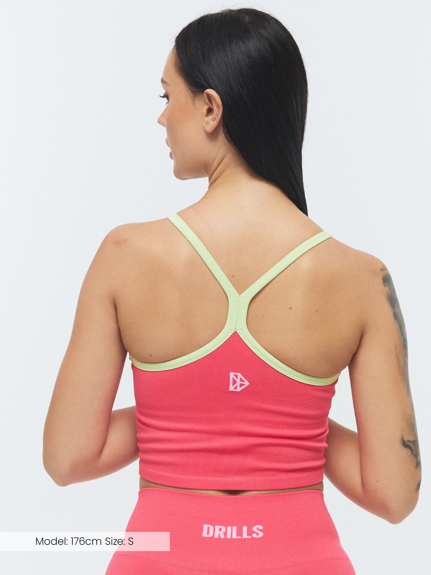 Model trägt das VIVID Duo Tank von DRILLS in Raspberry