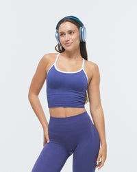 Model trägt das VIVID Duo Tank von DRILLS in Blau