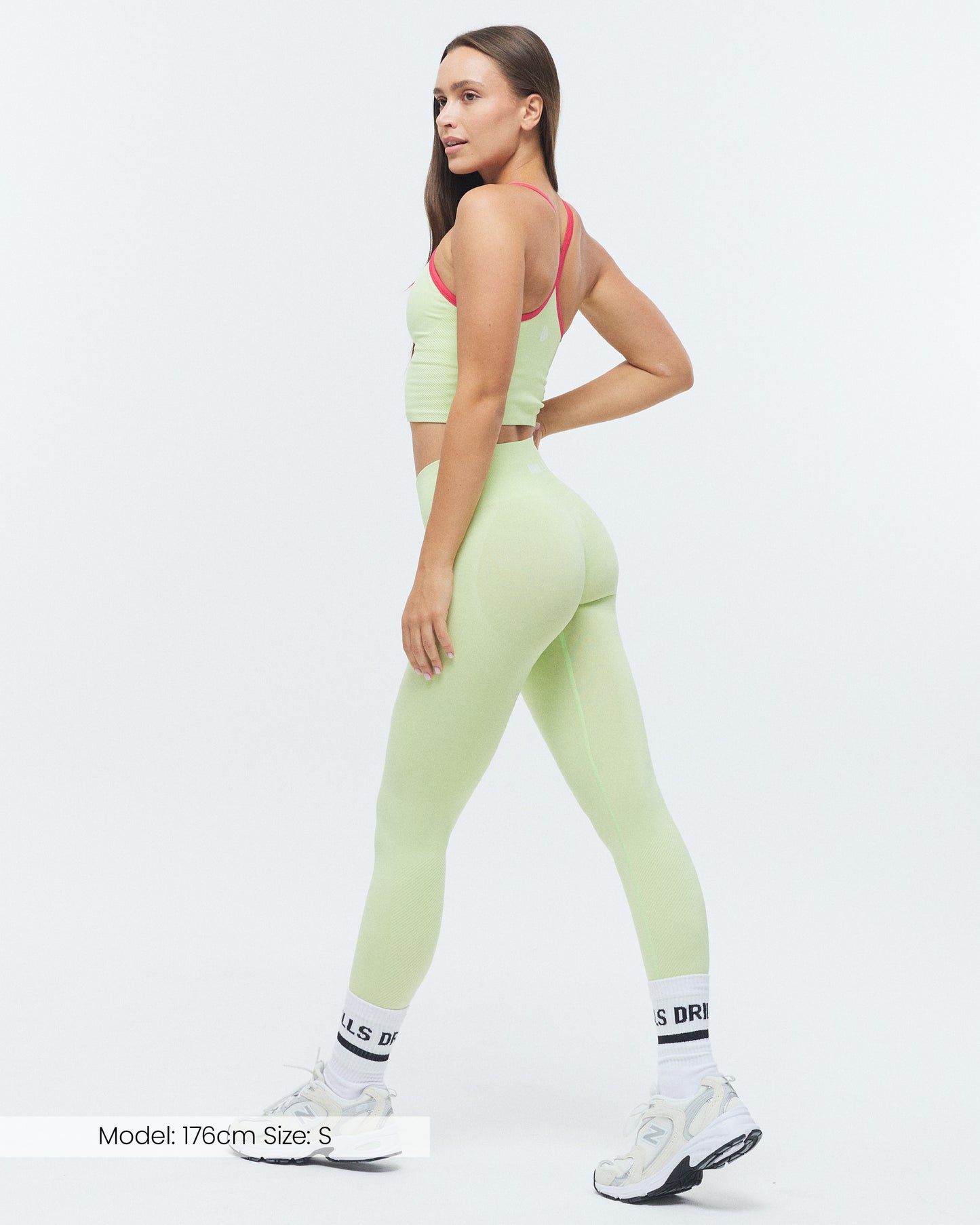 Model trägt die Scrunch Leggings der Kollektion VIVID von DRILLS