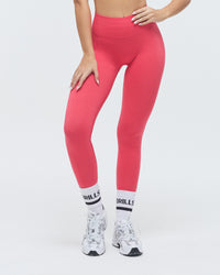 Model trägt die Scrunch Leggings der Kollektion VIVID von DRILLS