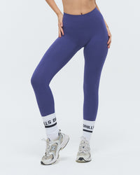 Model trägt die Scrunch Leggings der Kollektion VIVID von DRILLS