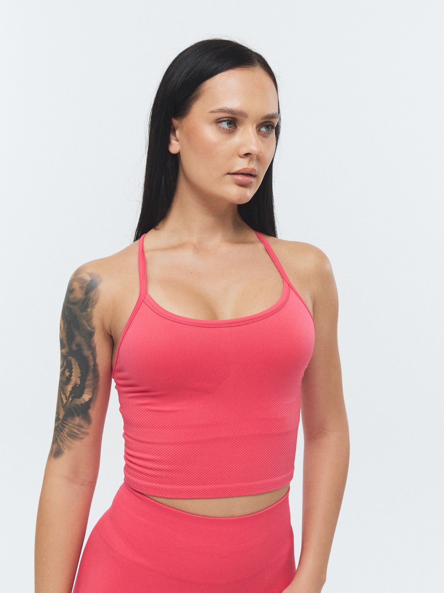 Model trägt das VIVID Sport Top in Raspberry von DRILLS