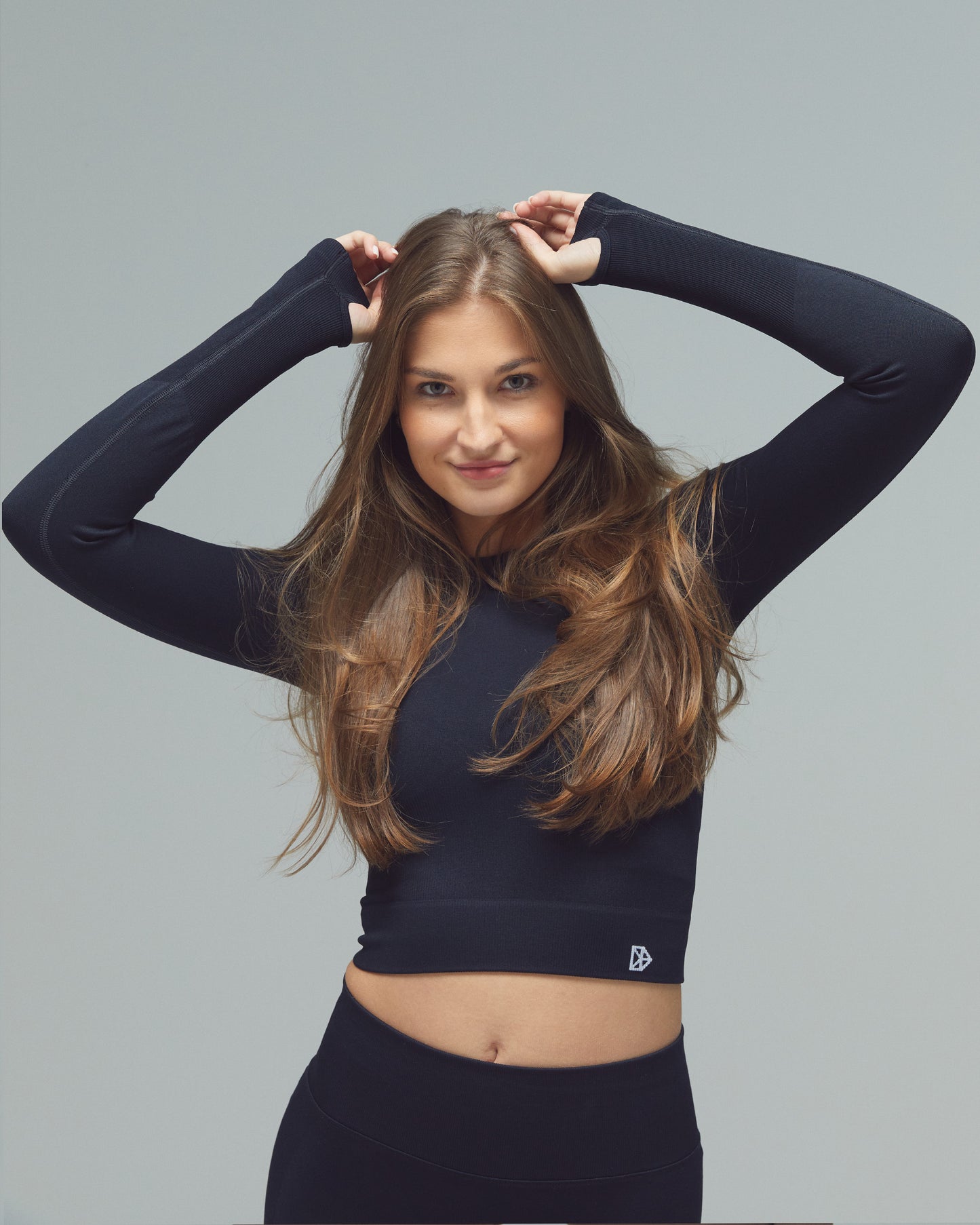 Model trägt das XFUNCTION Longsleeve in schwarz