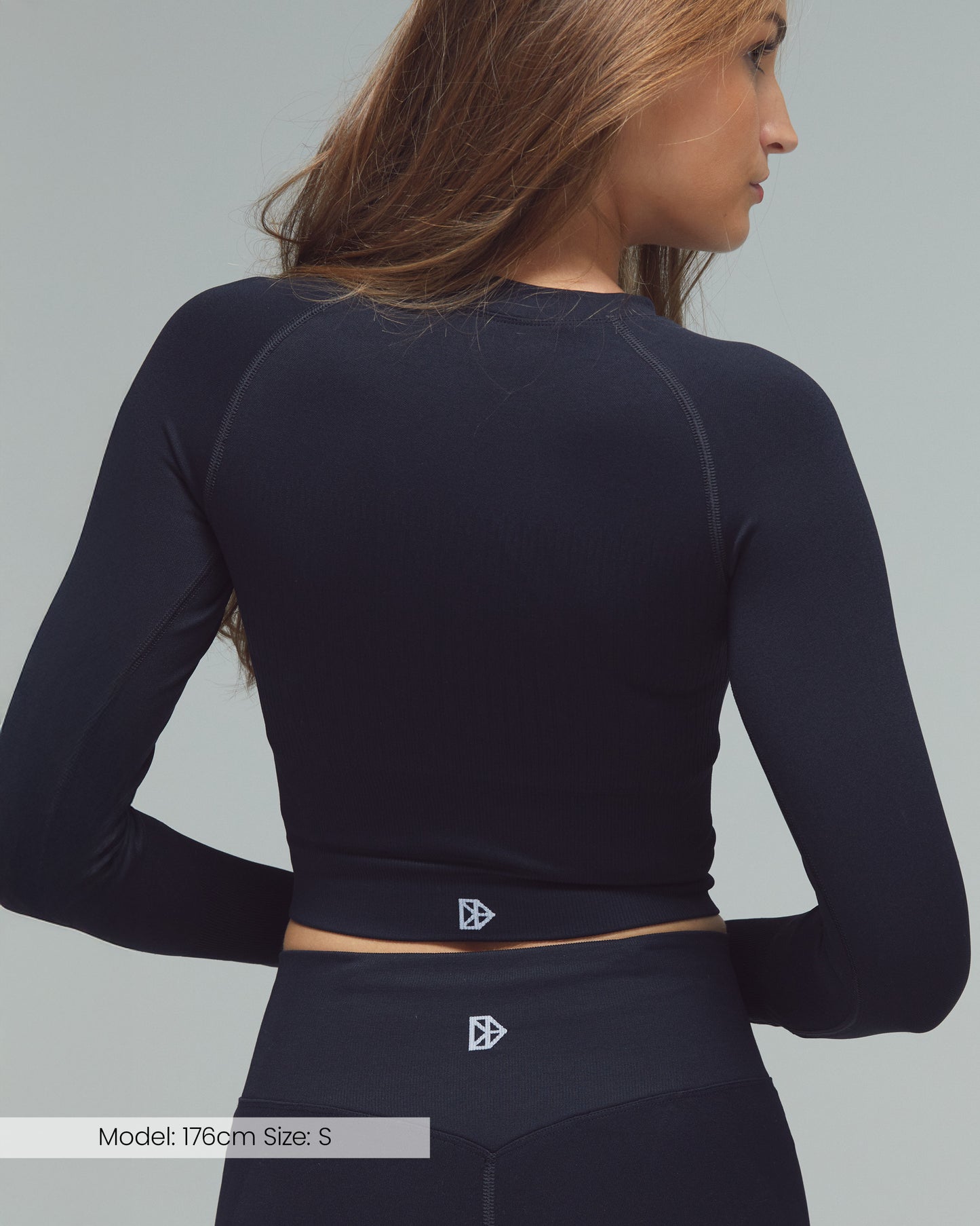 Model trägt das XFUNCTION Longsleeve in schwarz