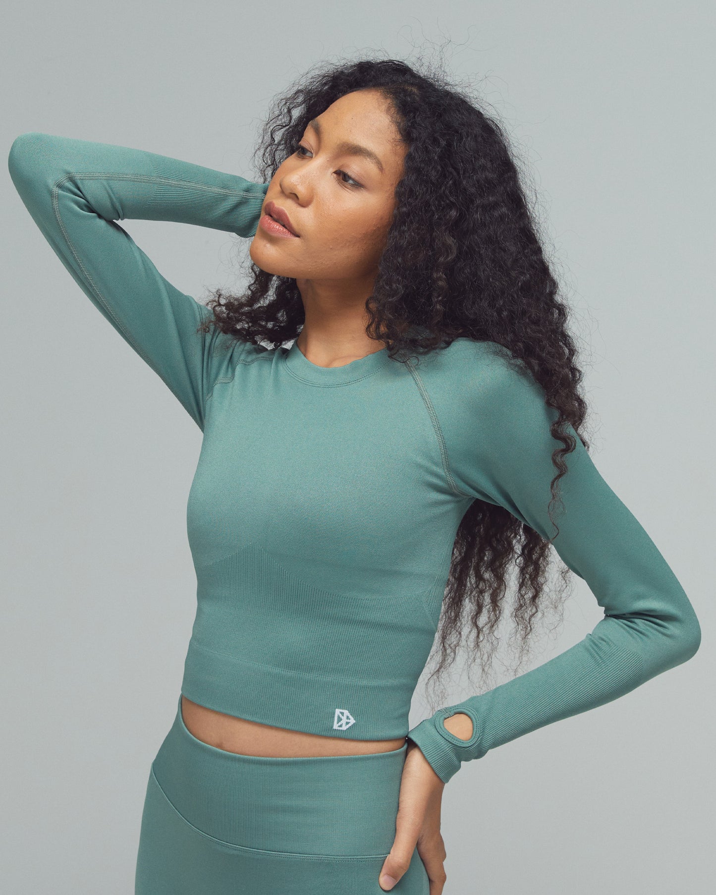 Model trägt das XFUNCTION Longsleeve in grün