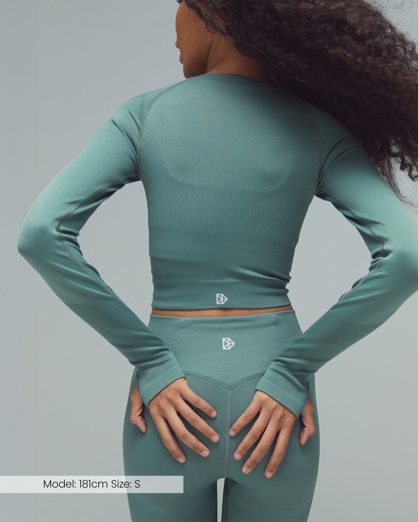 Model trägt das XFUNCTION Longsleeve in grün