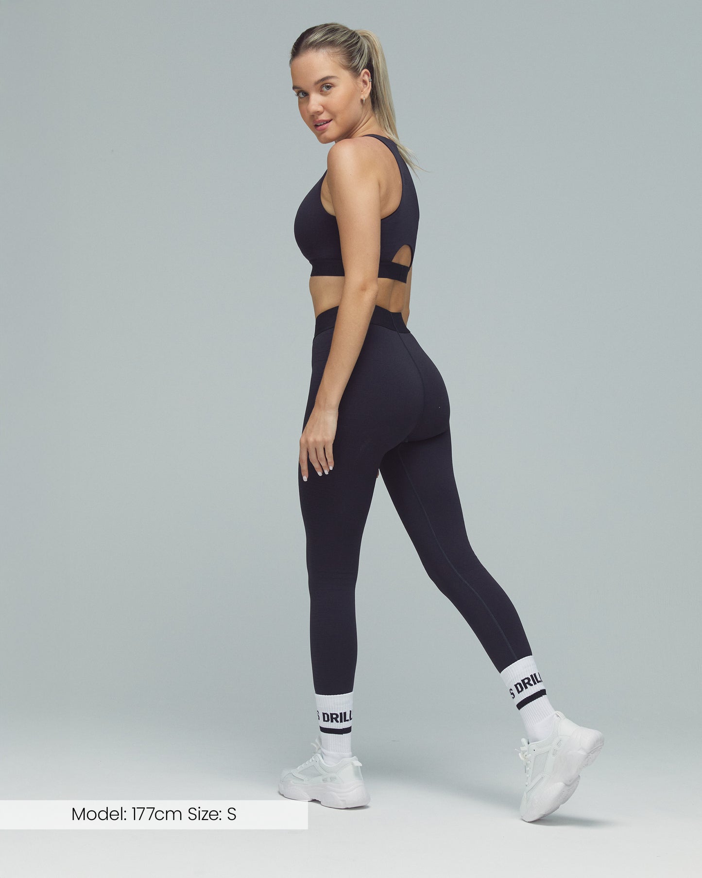 Model trägt die Tape Leggings von DRILLS der Kollektion XFUNCTION in schwarz