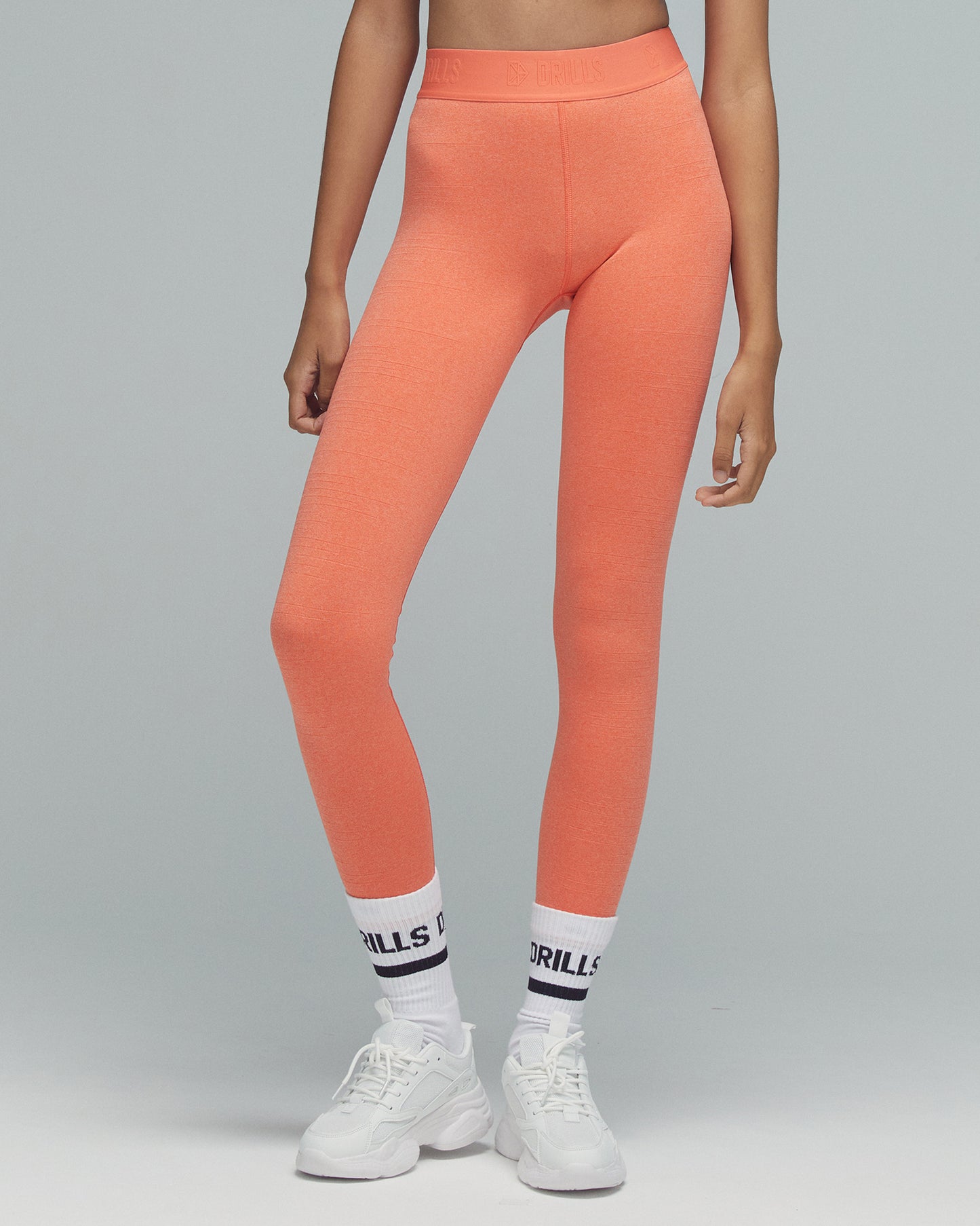 Model trägt die Sunset Glow Tape Leggings von DRILLS der Kollektion XFUNCTION