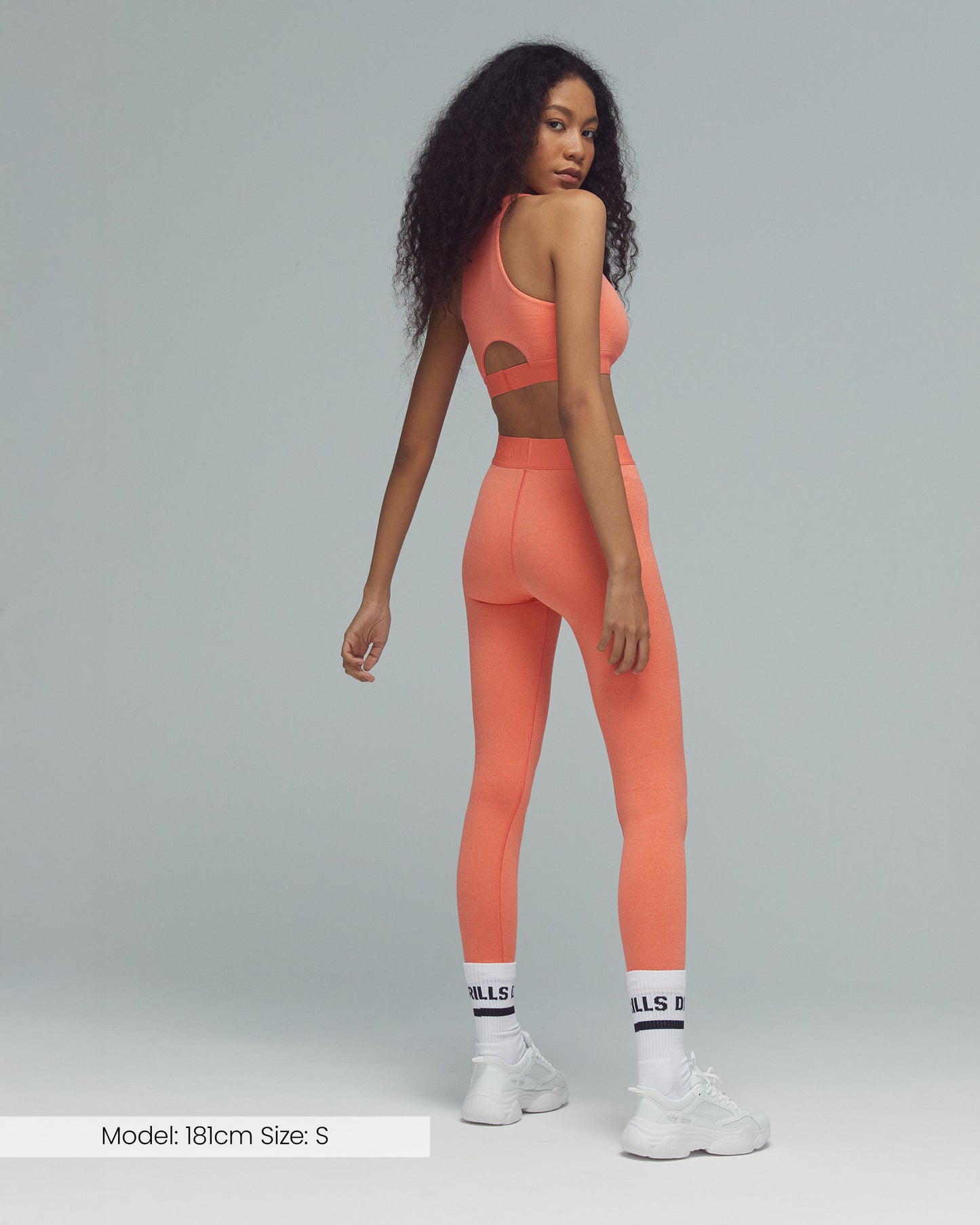 Model trägt die Sunset Glow Tape Leggings von DRILLS der Kollektion XFUNCTION