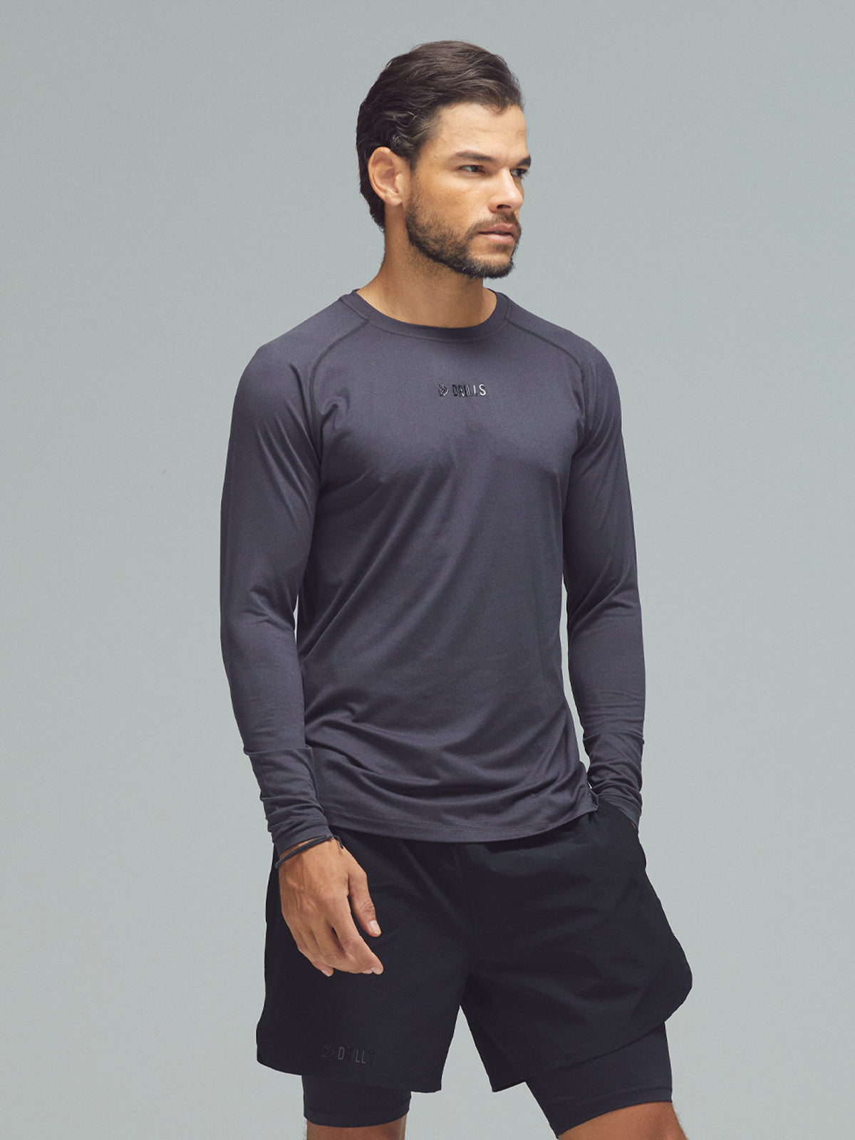 Model trägt das XFUNCTION Longsleeve Tee von DRILLS in Schwarz