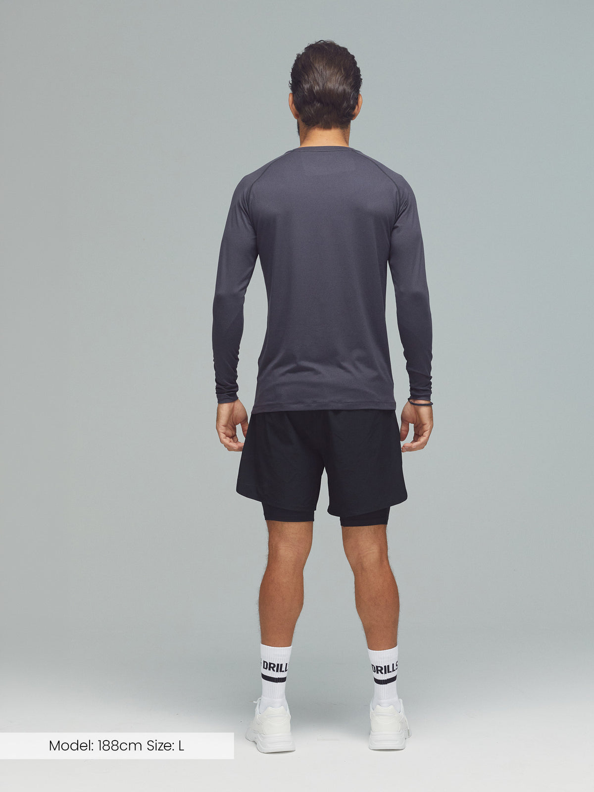 Model trägt das XFUNCTION Longsleeve Tee von DRILLS in Schwarz