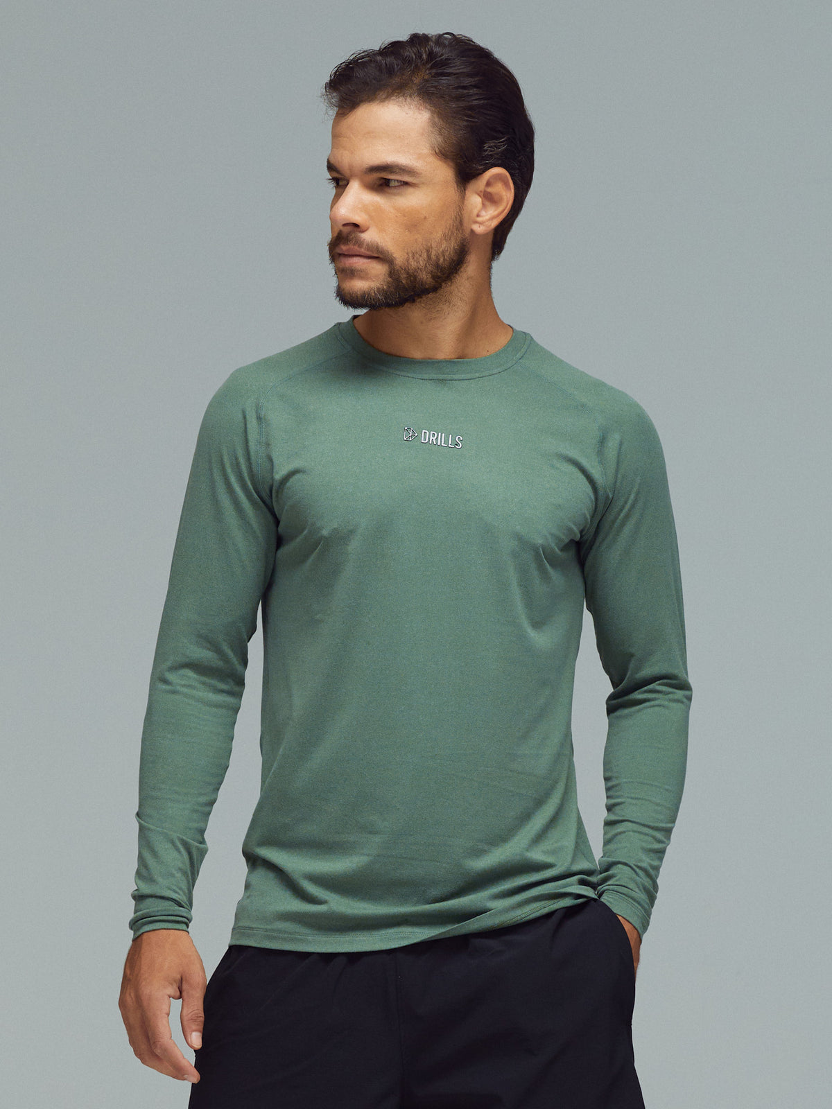 Model trägt das XFUNCTION Longsleeve von DRILLS in rün