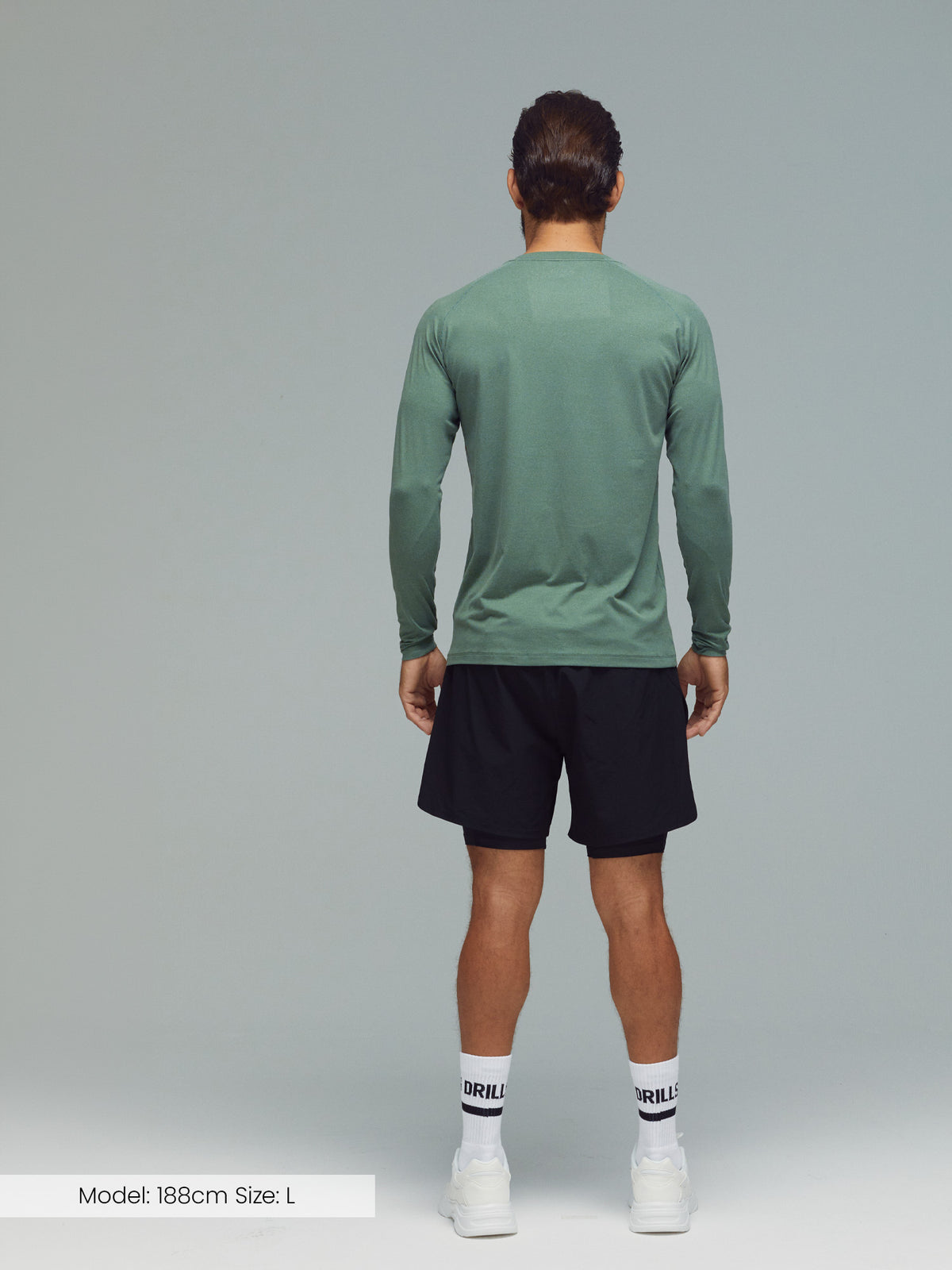 Model trägt das XFUNCTION Longsleeve von DRILLS in rün