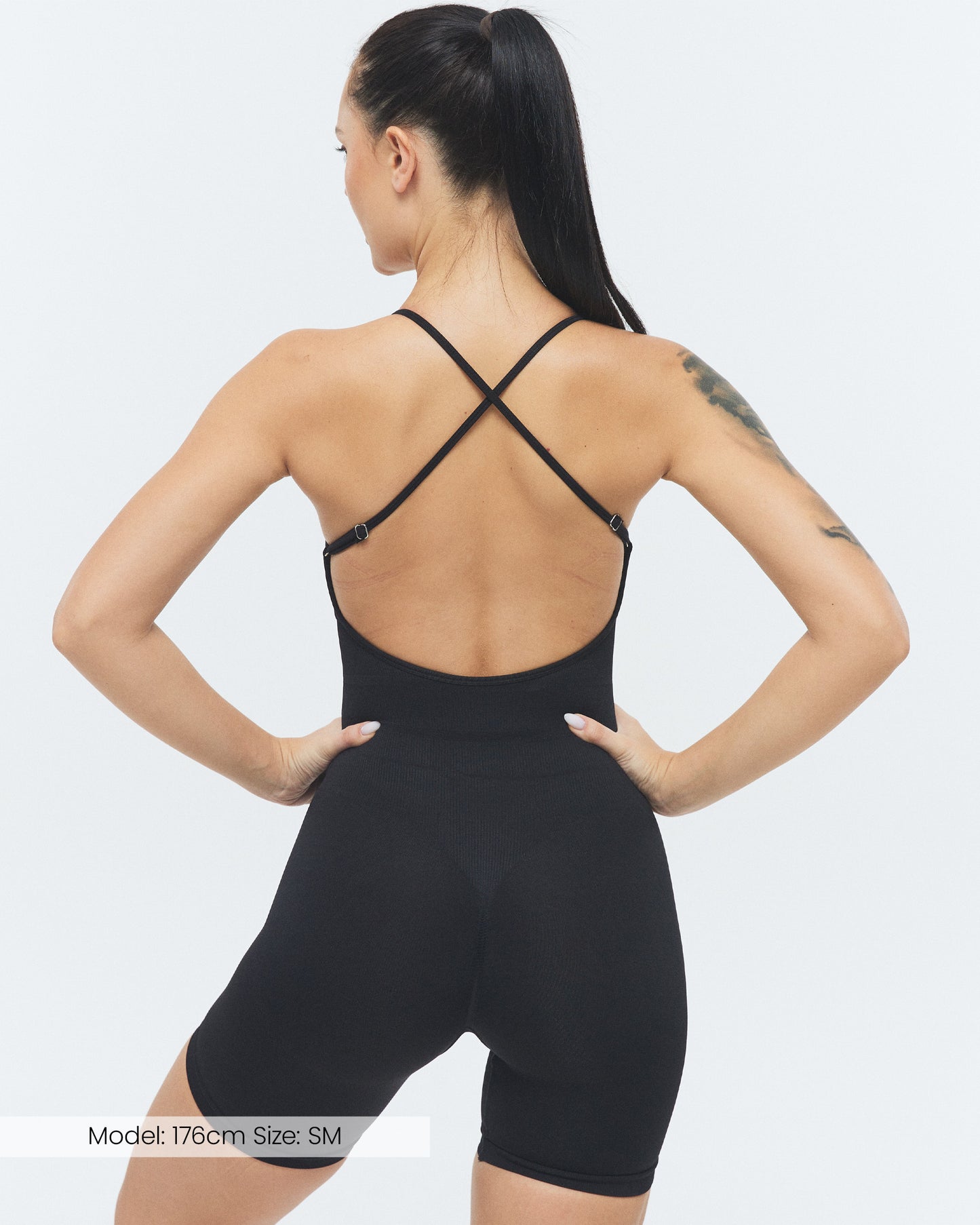 Model trägt den Onesie von DRILLS aus der XFUNCTION Kollektion in Schwarz